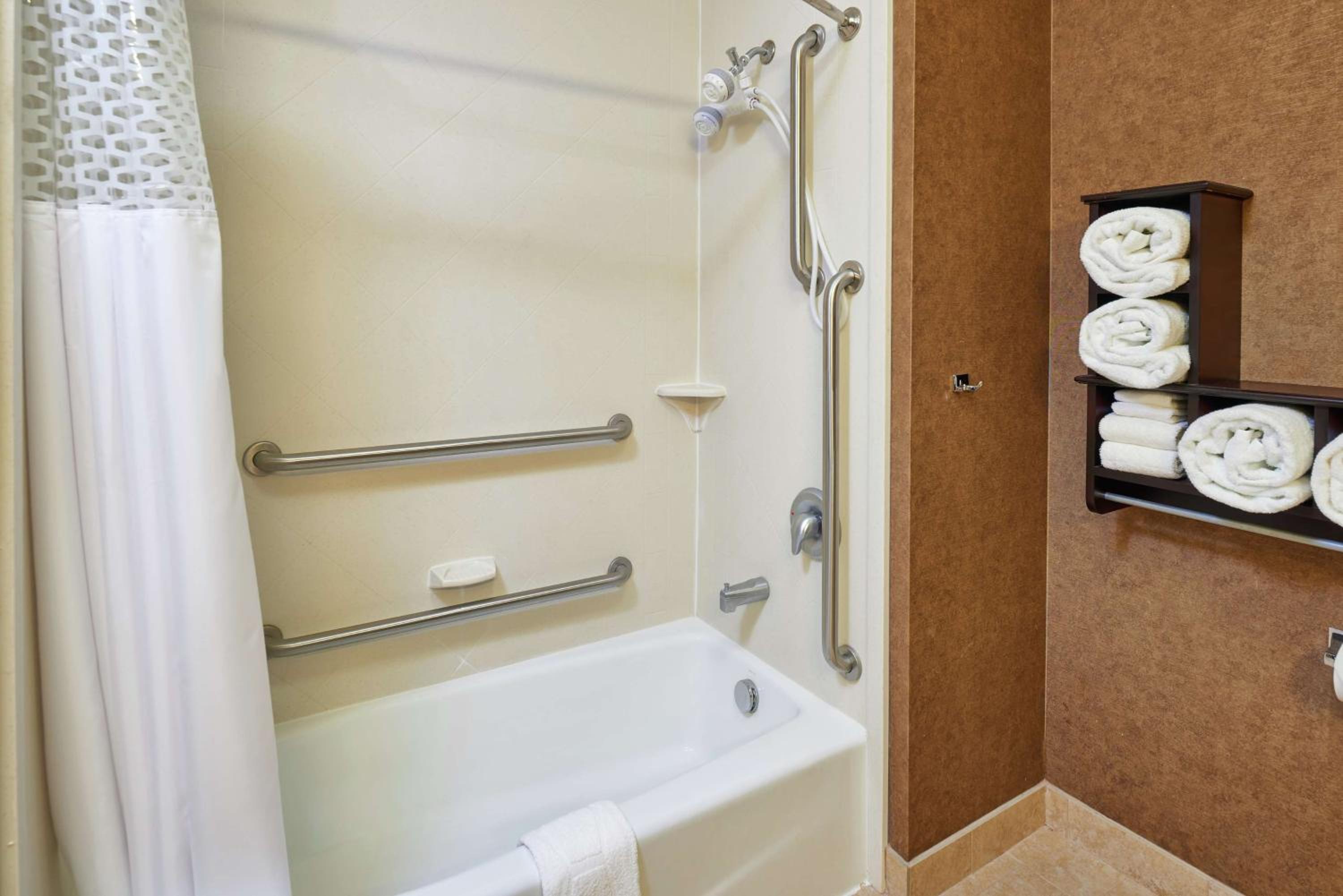Queen Room with Two Queen Beds - Mobility and Hearing Access/Non-Smoking - Photo 3