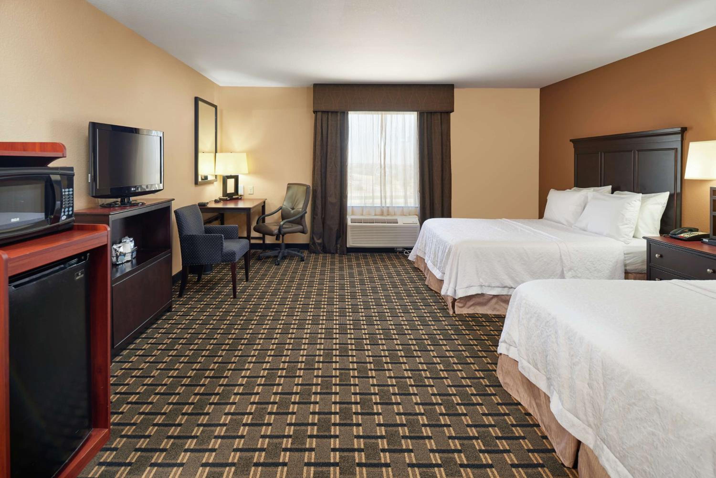 Room with Two Queen Beds - Non-Smoking - Photo 1