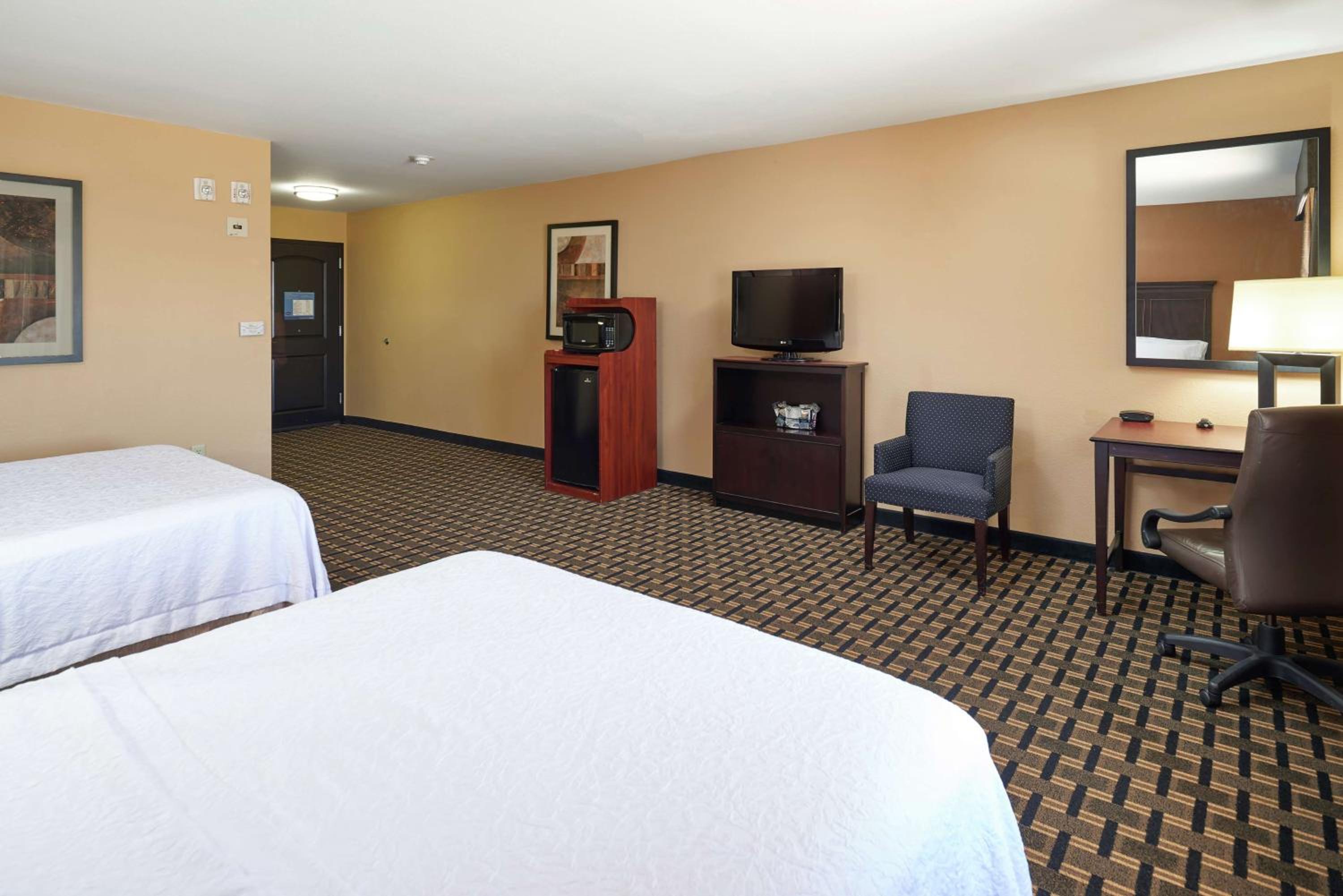 Room with Two Queen Beds - Non-Smoking - Photo 2
