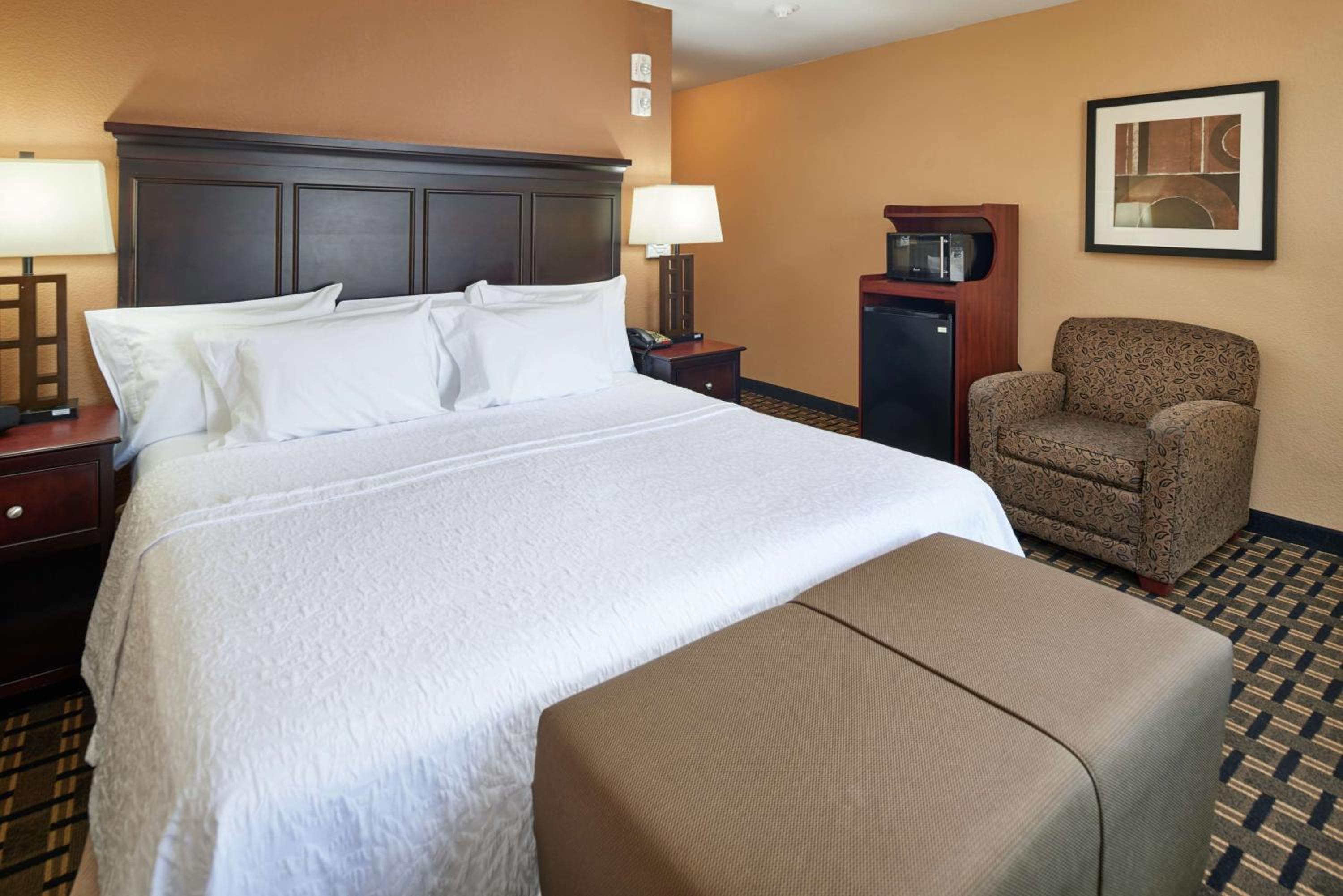 King Room with King Bed - Non-Smoking - Photo 4