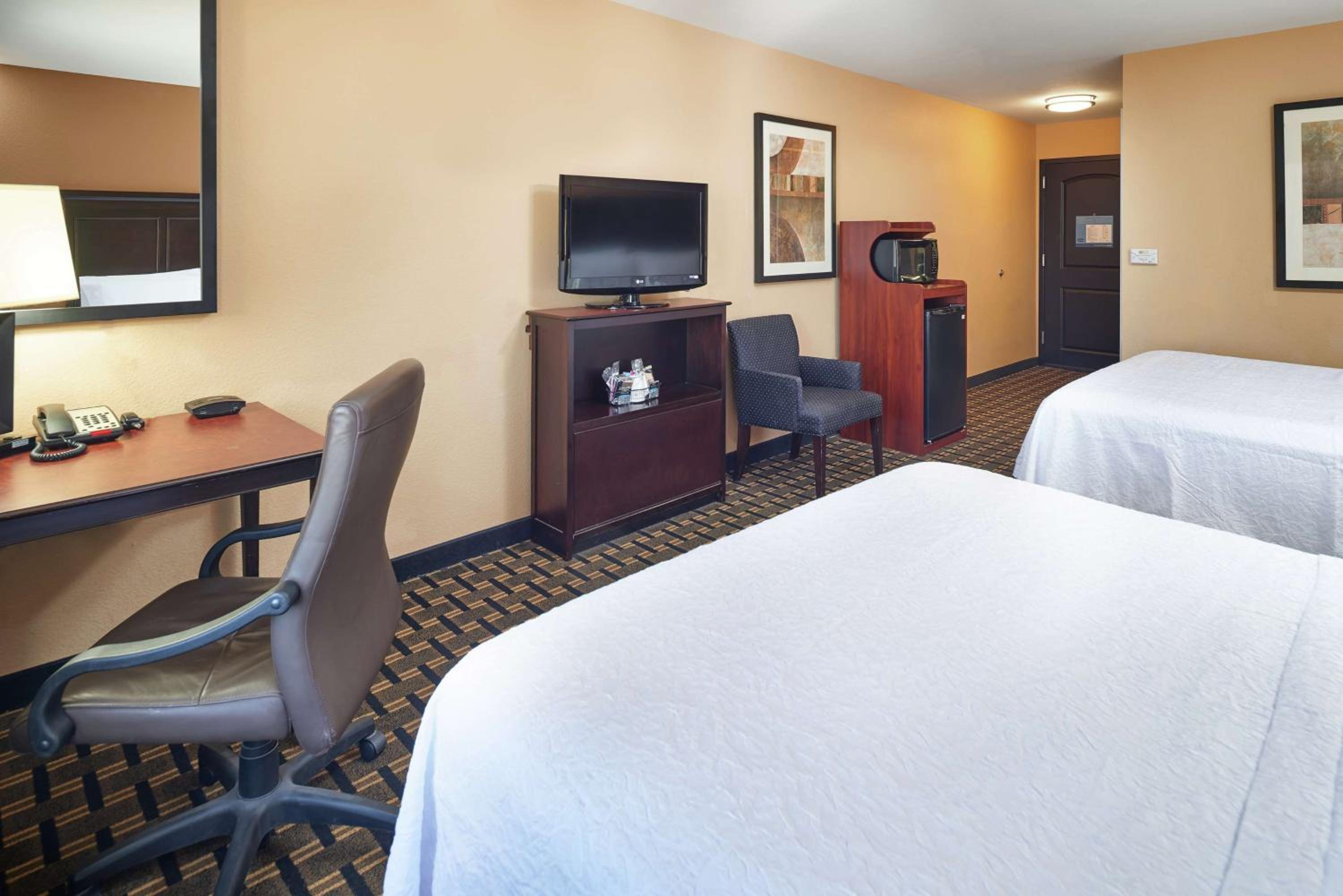 Room with Two Queen Beds - Non-Smoking - Photo 4