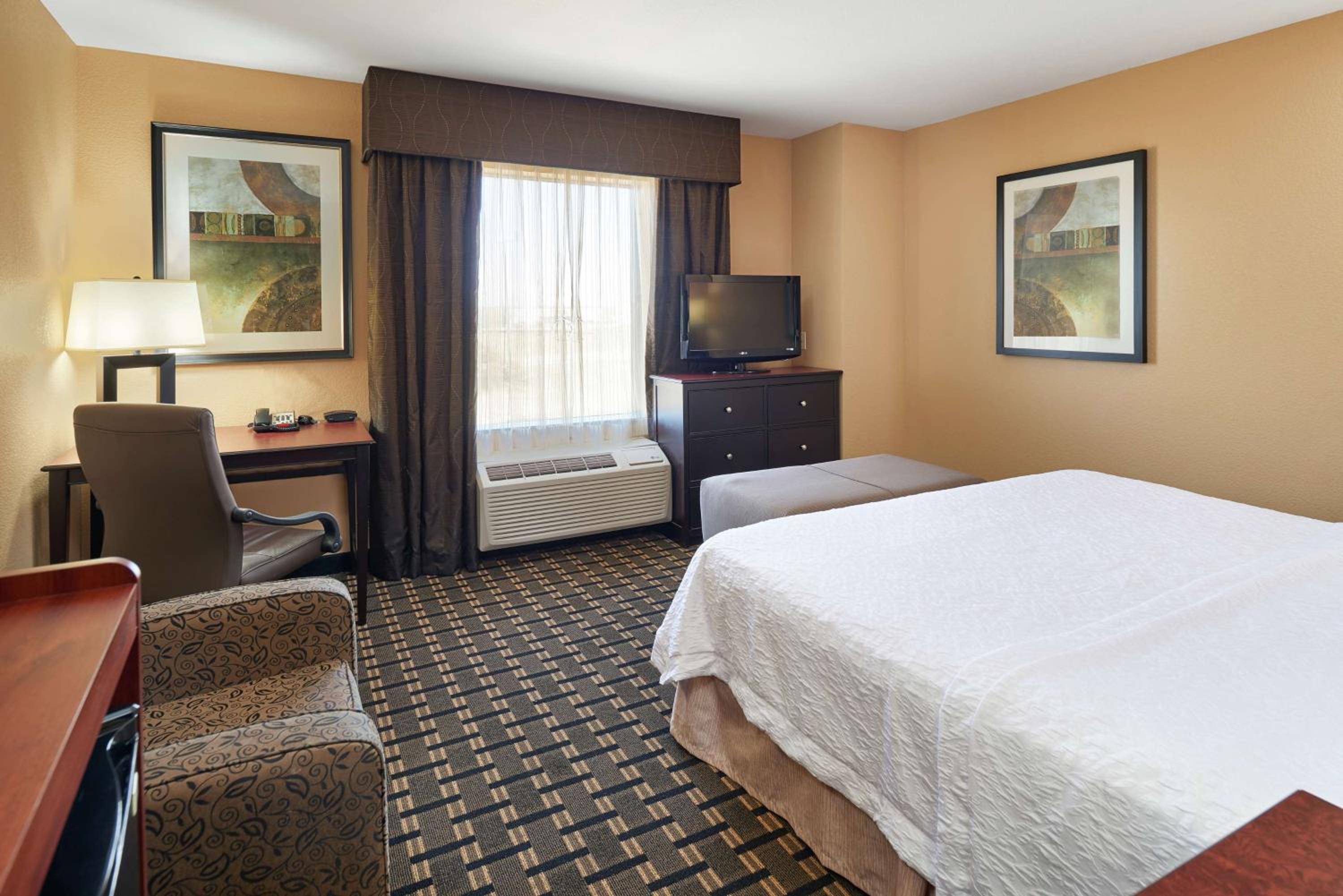 King Room with King Bed - Non-Smoking - Photo 5