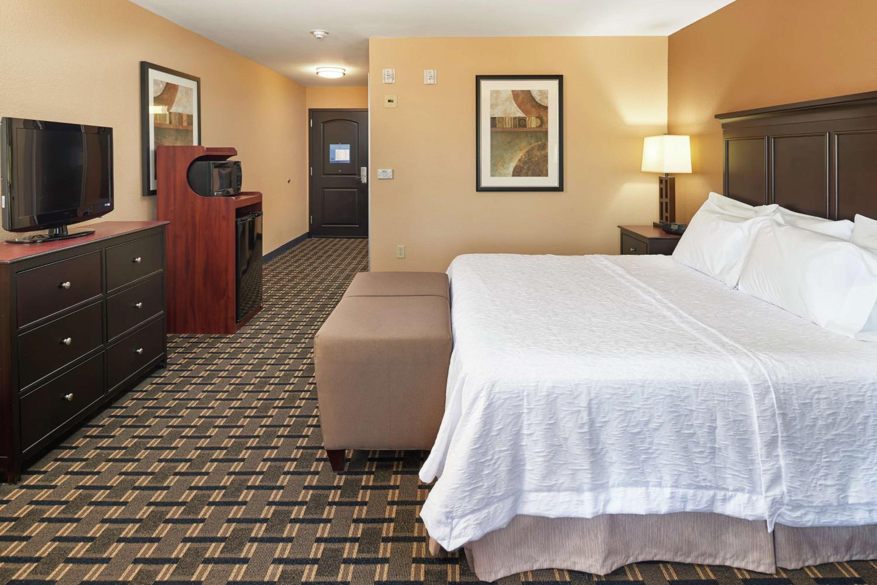 King Room with King Bed - Non-Smoking - Photo 7
