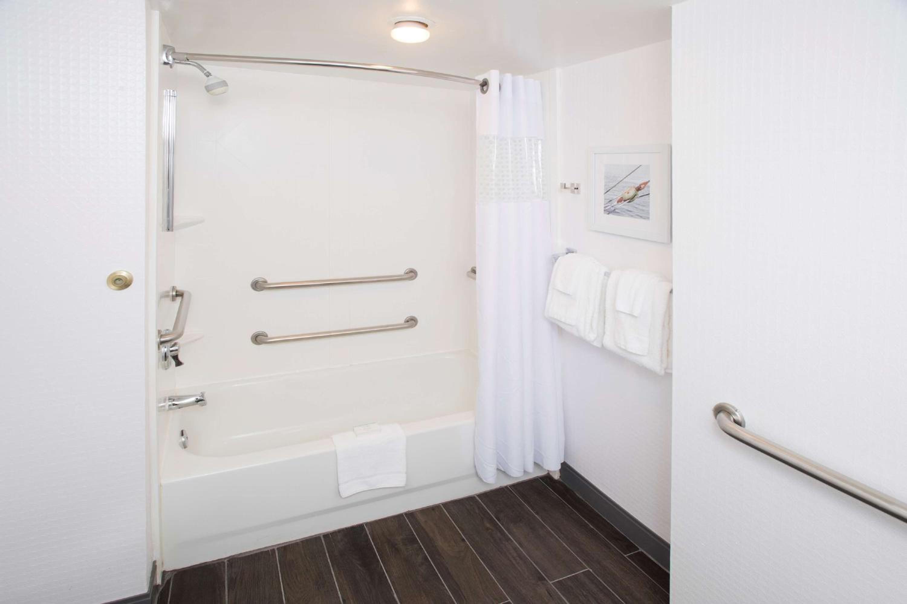 King Room with Tub - Mobility Access/Non-Smoking - Photo 4