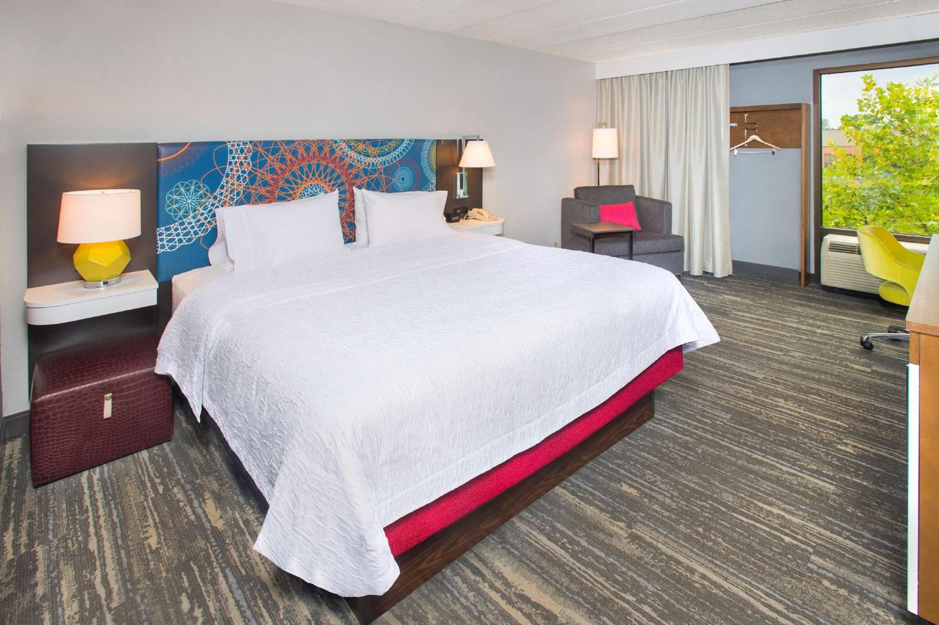 King Room with King Bed - Non-Smoking - Photo 3