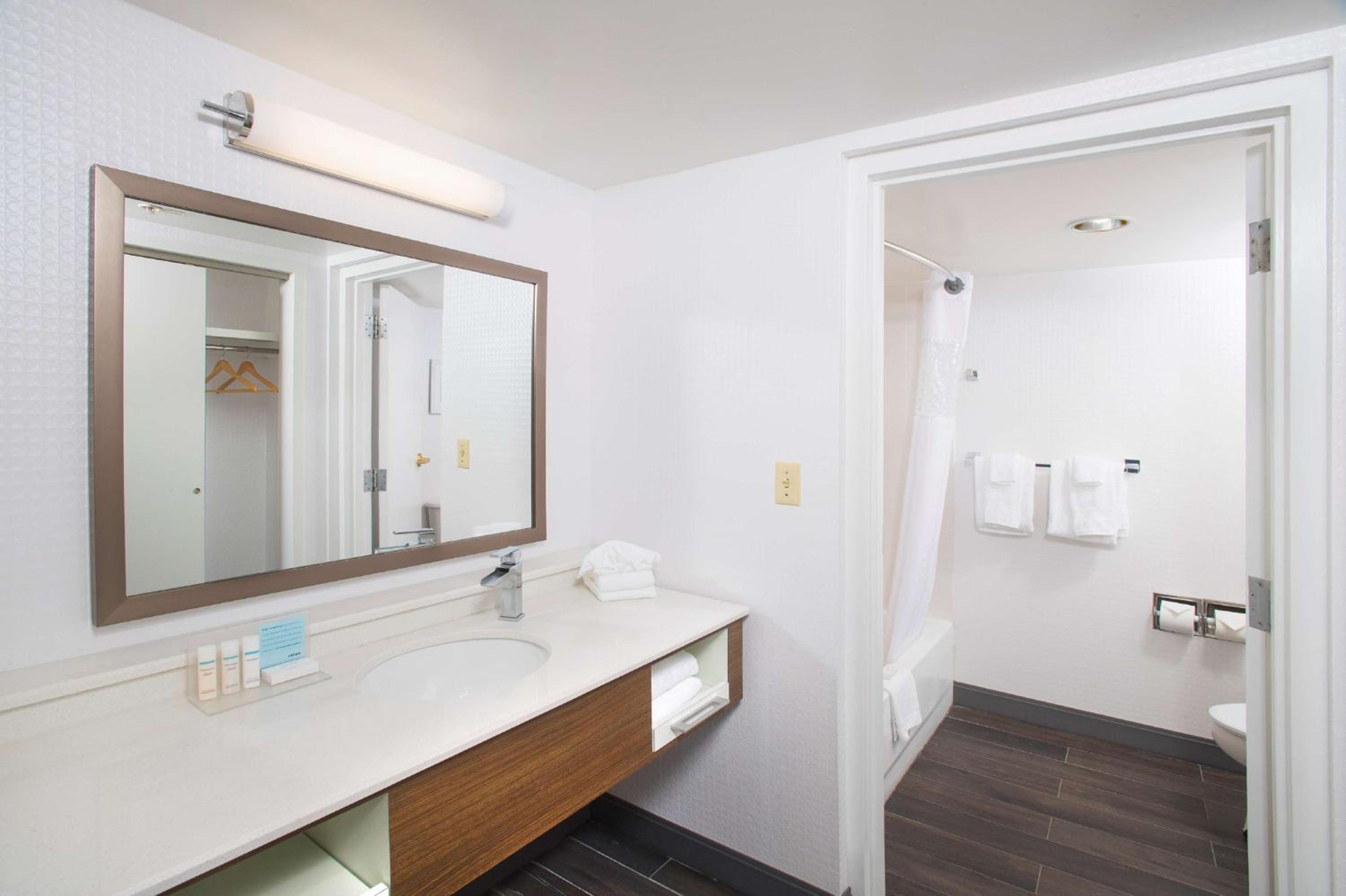 One-Bedroom King Suite with Kitchen - Non-Smoking  - Photo 3