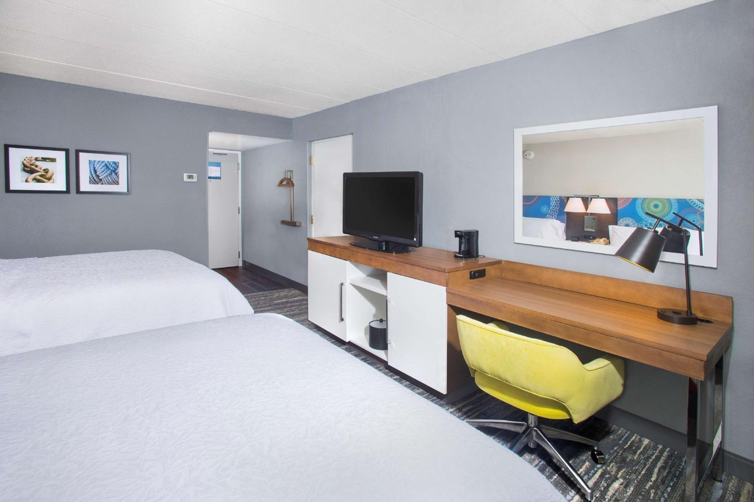 Room with Two Queen Beds - Non-Smoking - Photo 2