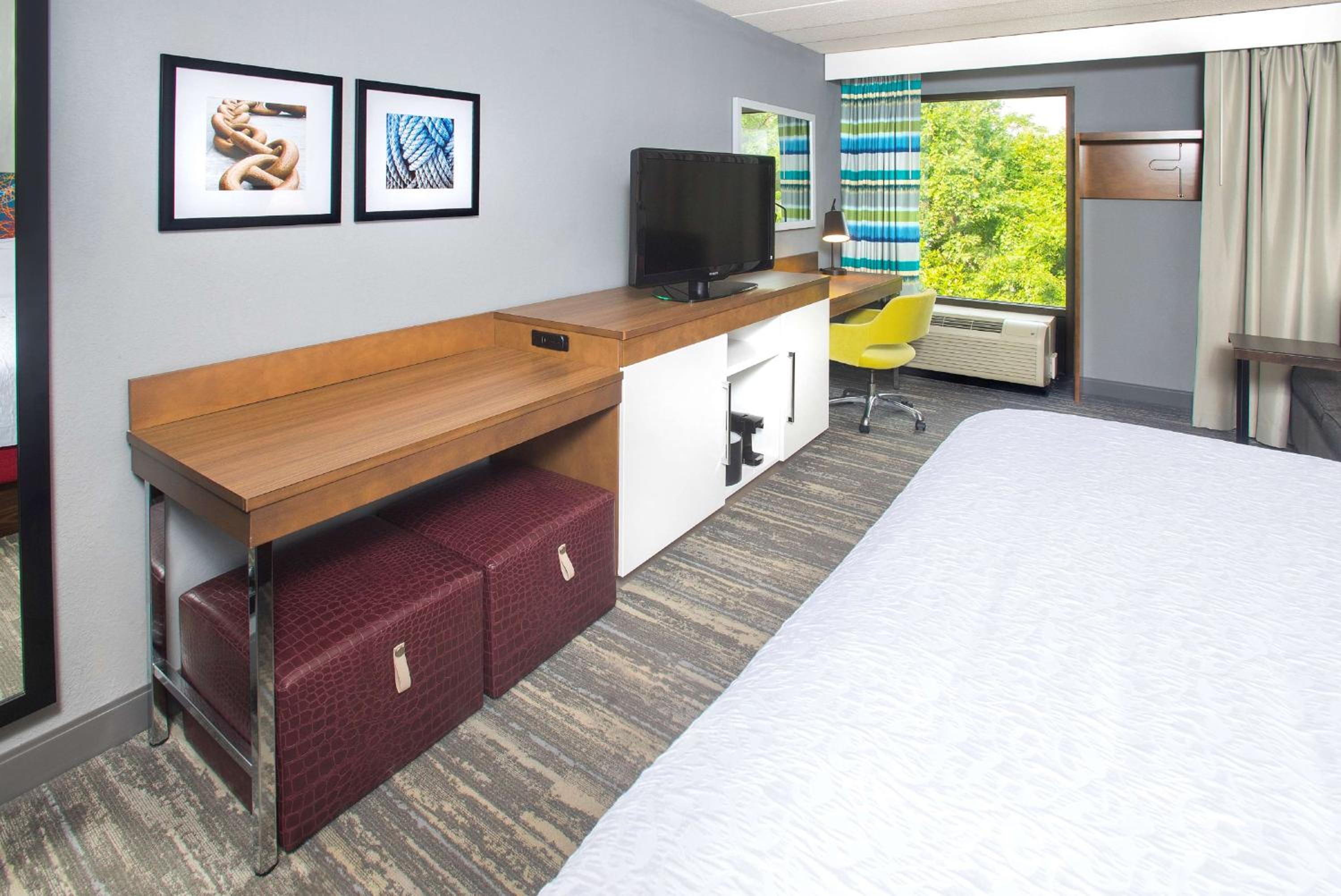 King Room with Sofa Bed and Study - Non-Smoking - Photo 4