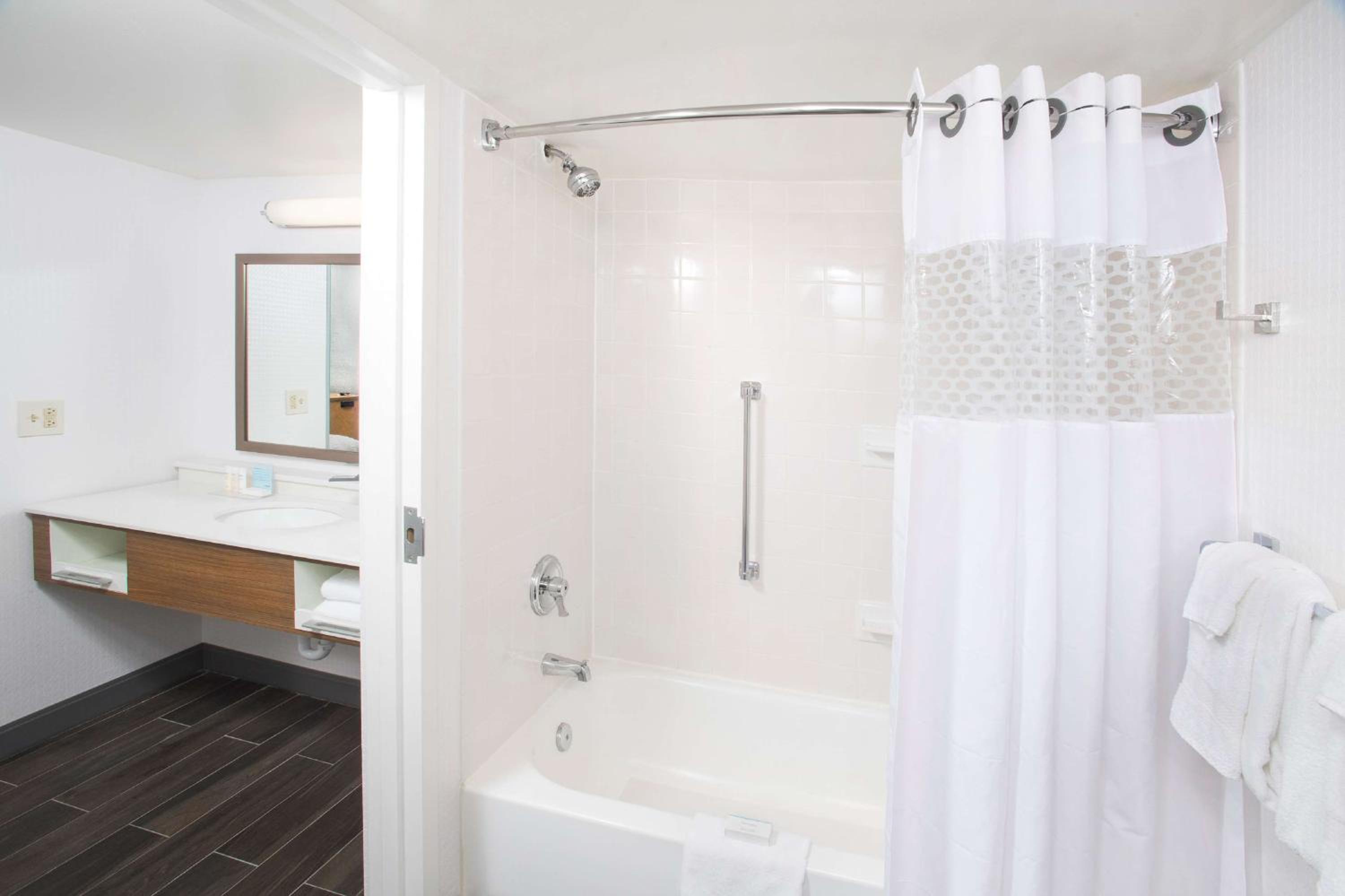 One-Bedroom King Suite with Kitchen - Non-Smoking  - Photo 4