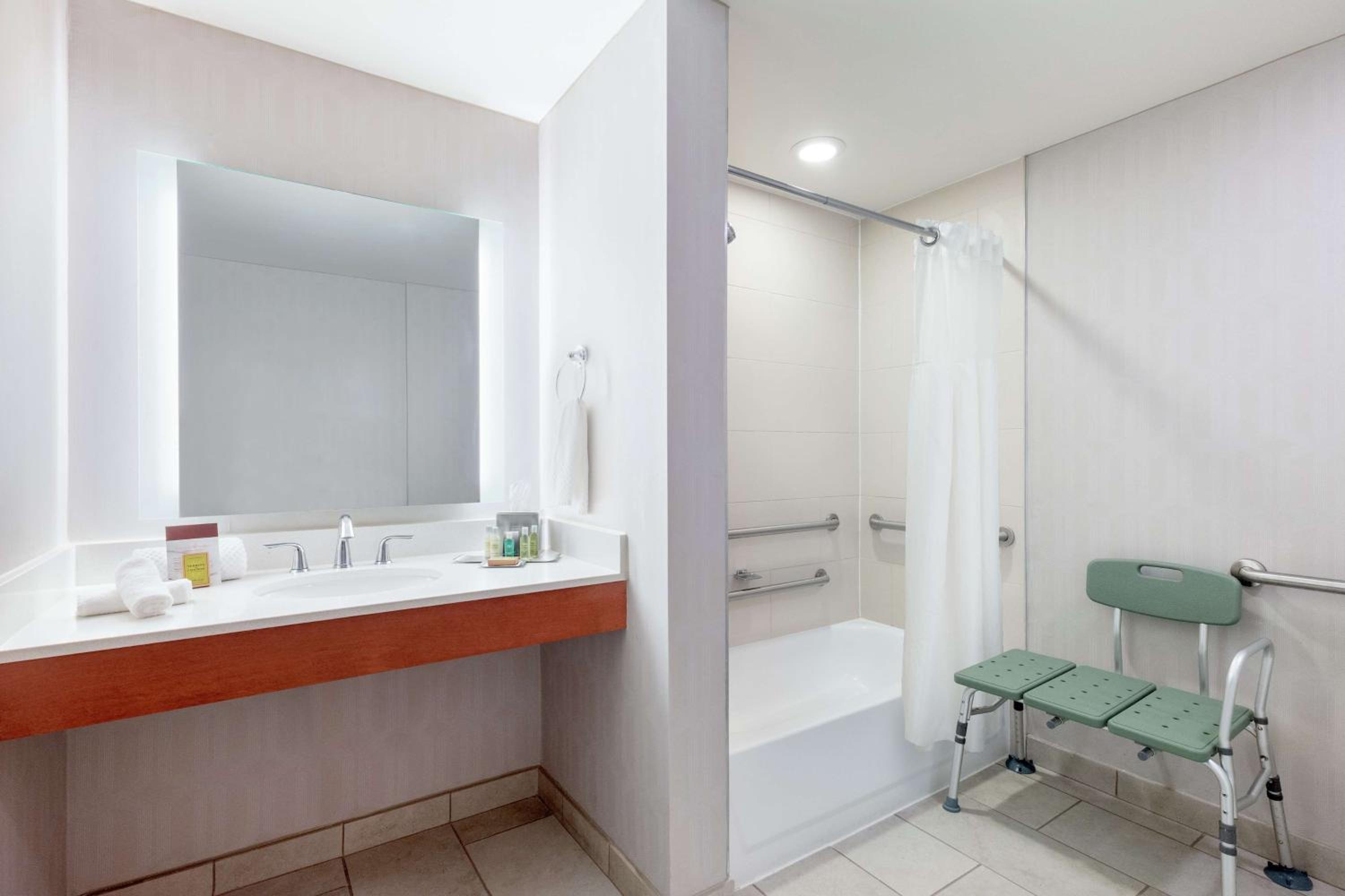 Corner King Room - Disability Access/Non-Smoking - Photo 3