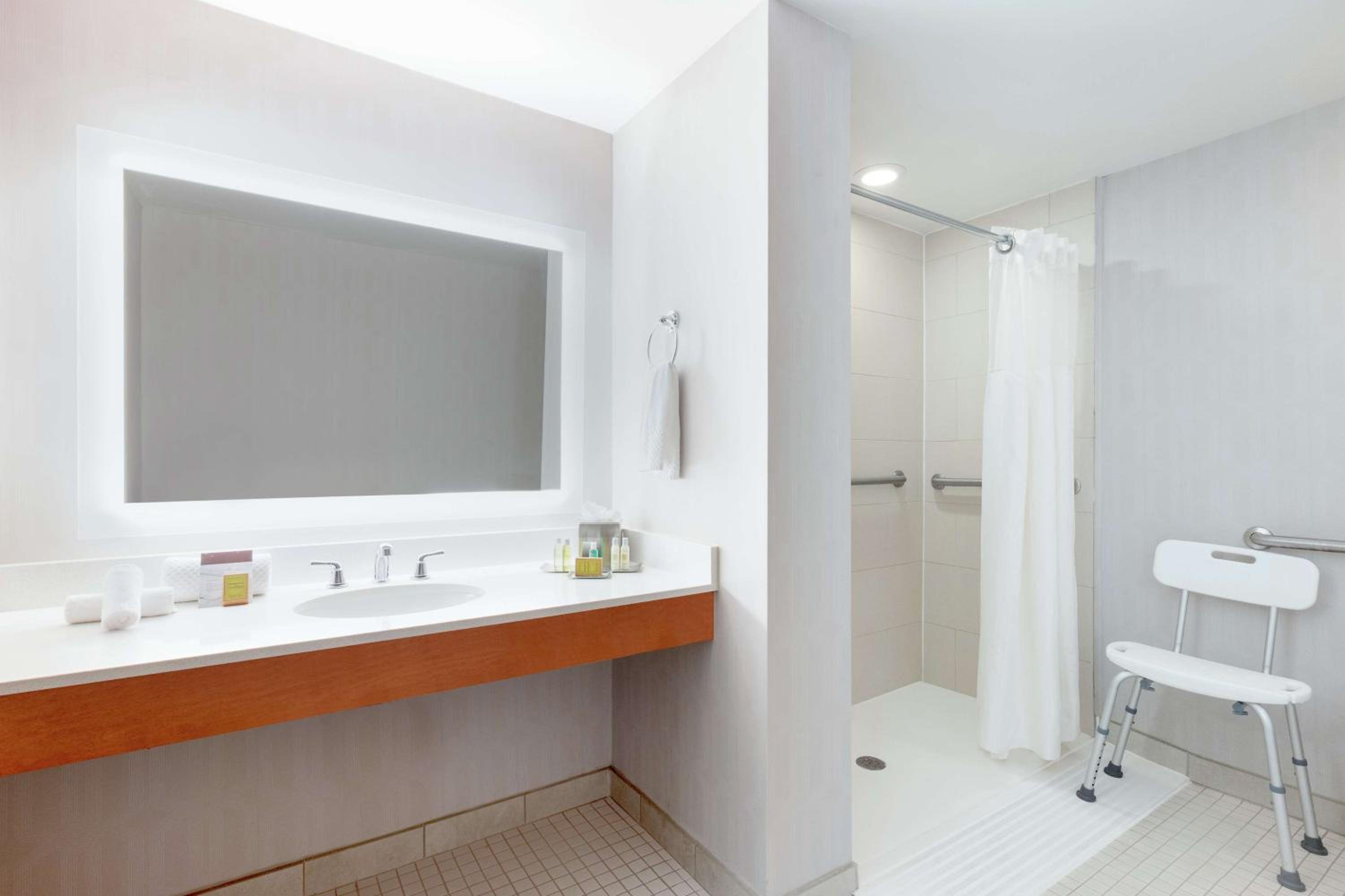 King Room - Disability Access with Roll-In Shower/Non-Smoking - Photo 4