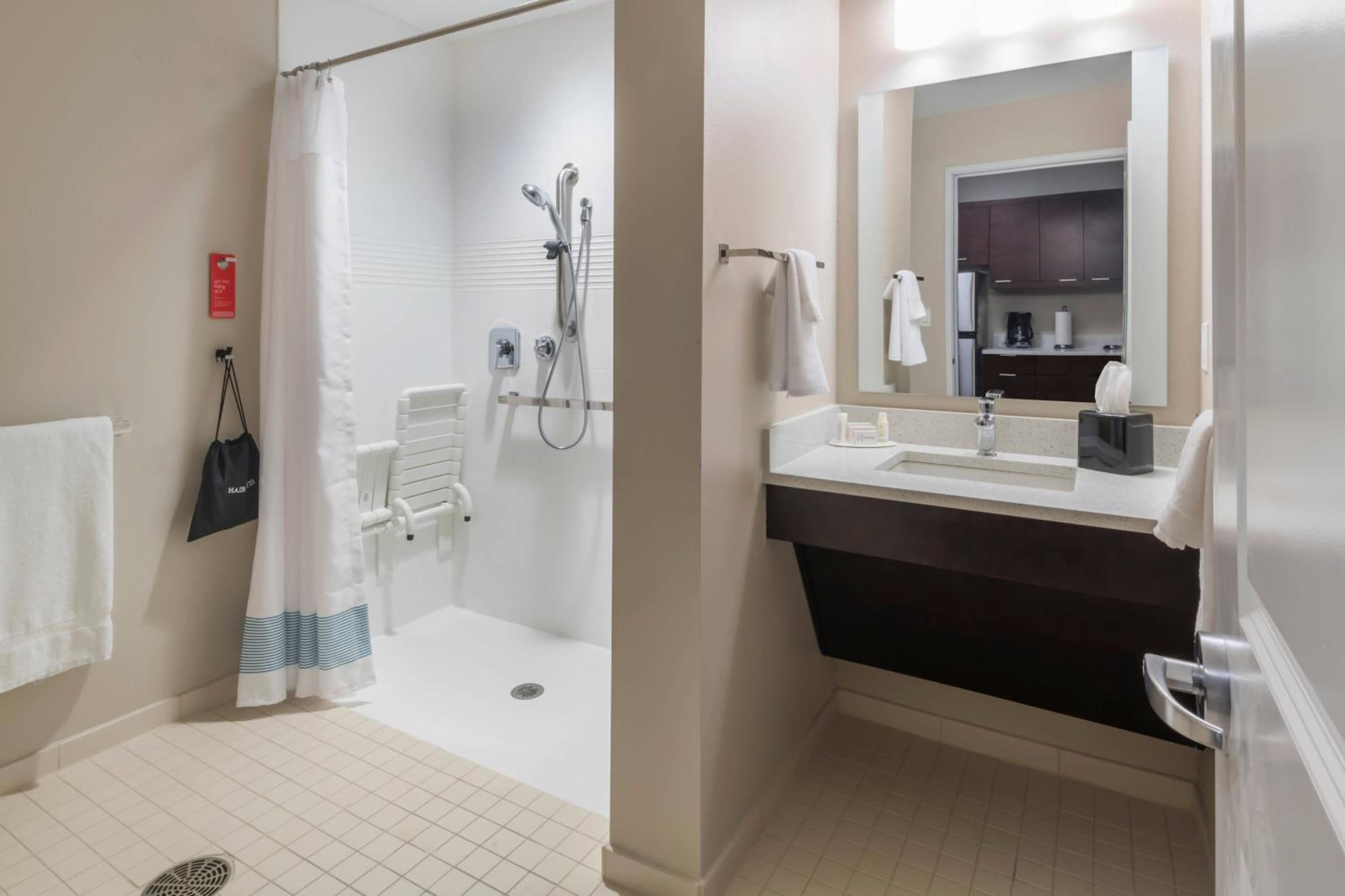 1 Bedroom Suite, Queen, Sofa bed, City view photo 3