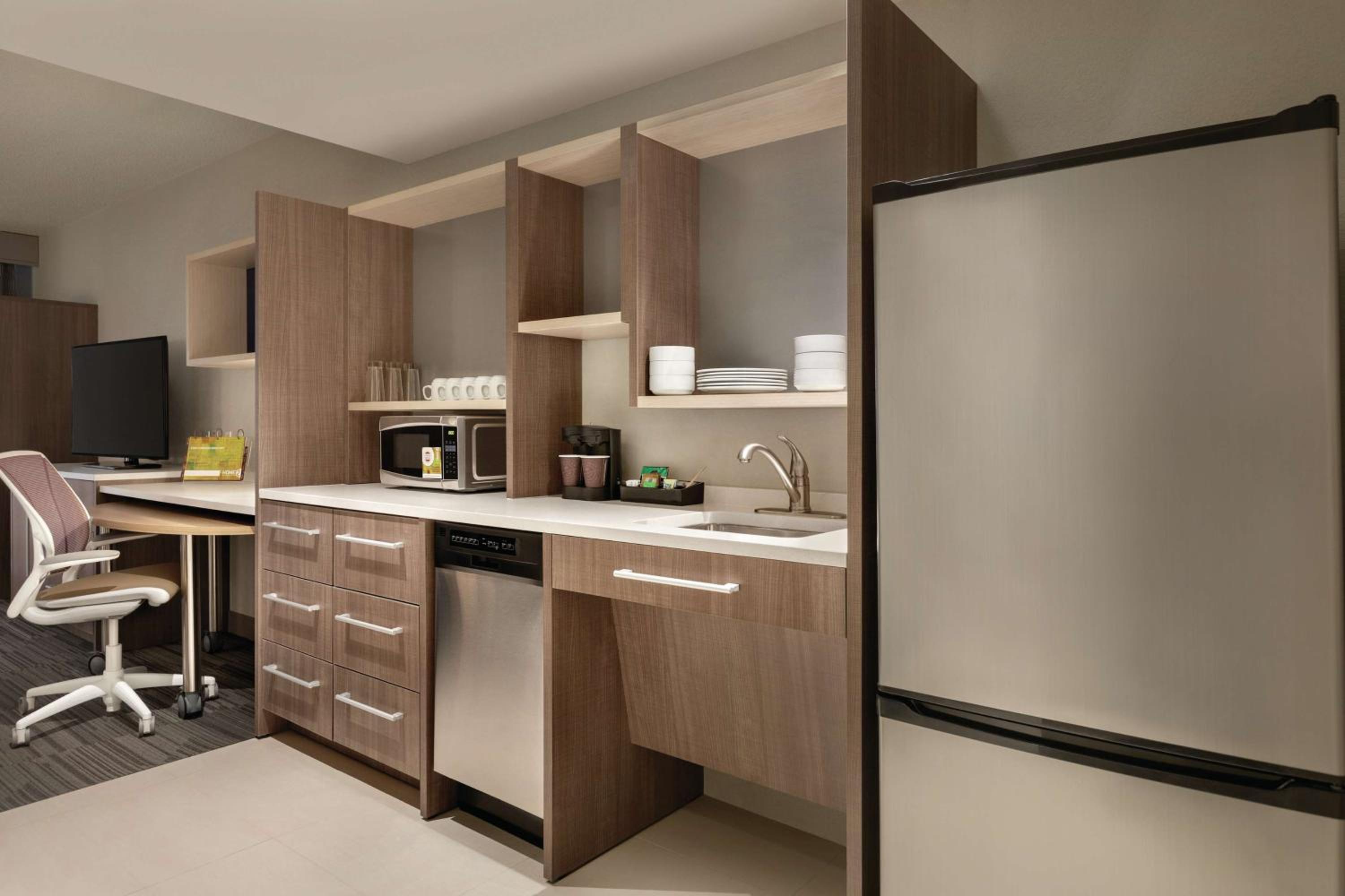 Queen Studio Suite with City View