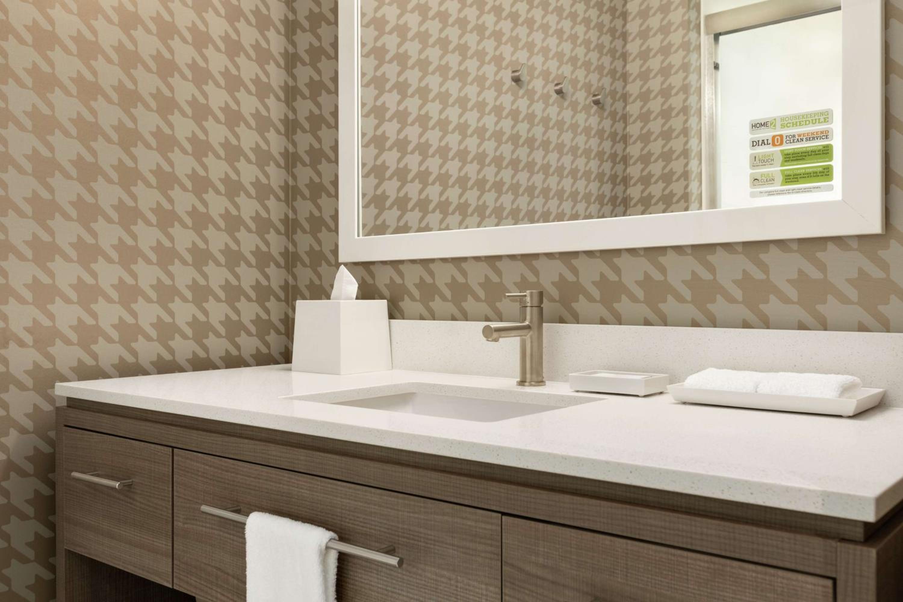 Queen Studio Suite with City View thumbnail 6