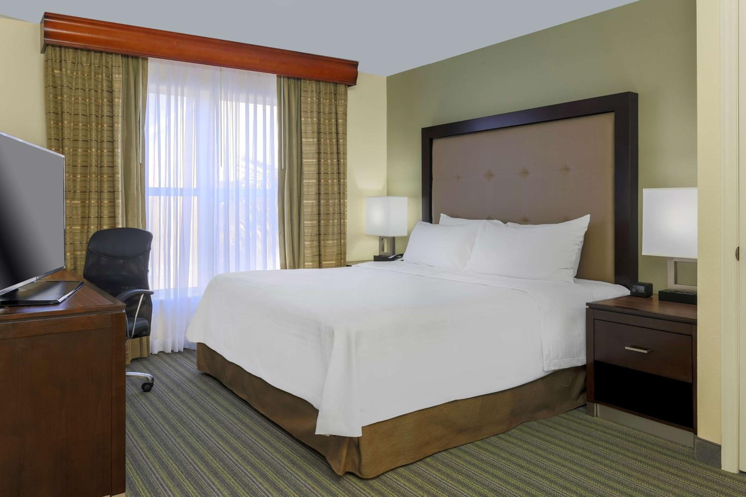 King Suite with Two King Beds - Non-Smoking - Photo 3