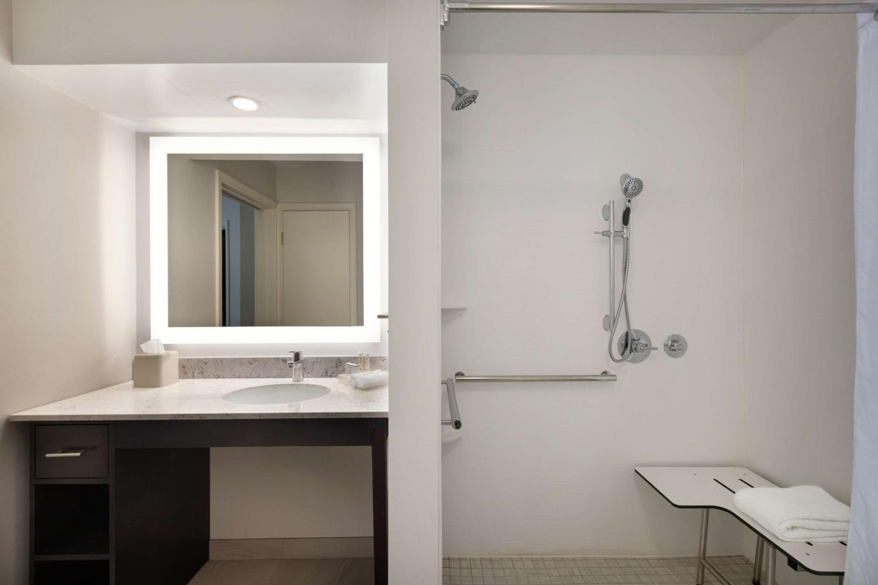 King Suite - Disability Access/Non-Smoking - Photo 5