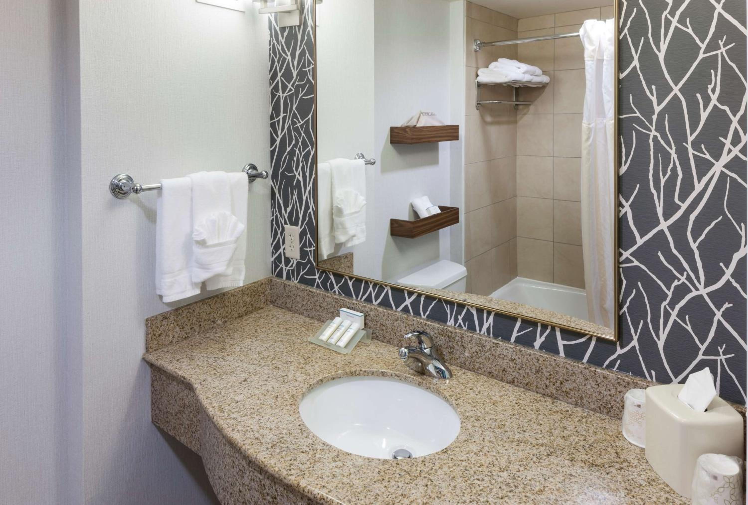 King Suite with Whirpool - Mobility and Hearing Access