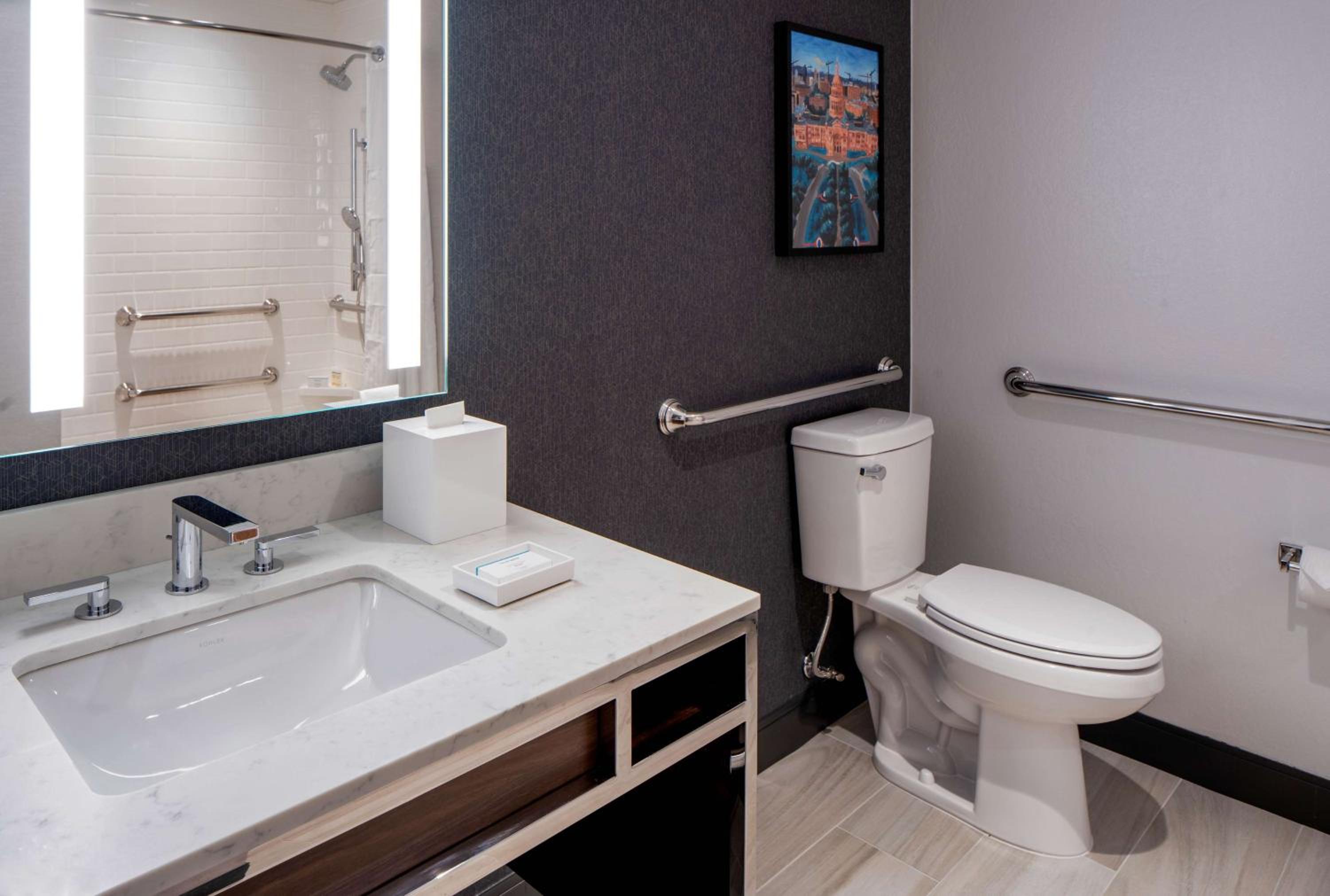 Deluxe Queen Room with Two queen Beds - Mobility Access - Photo 4