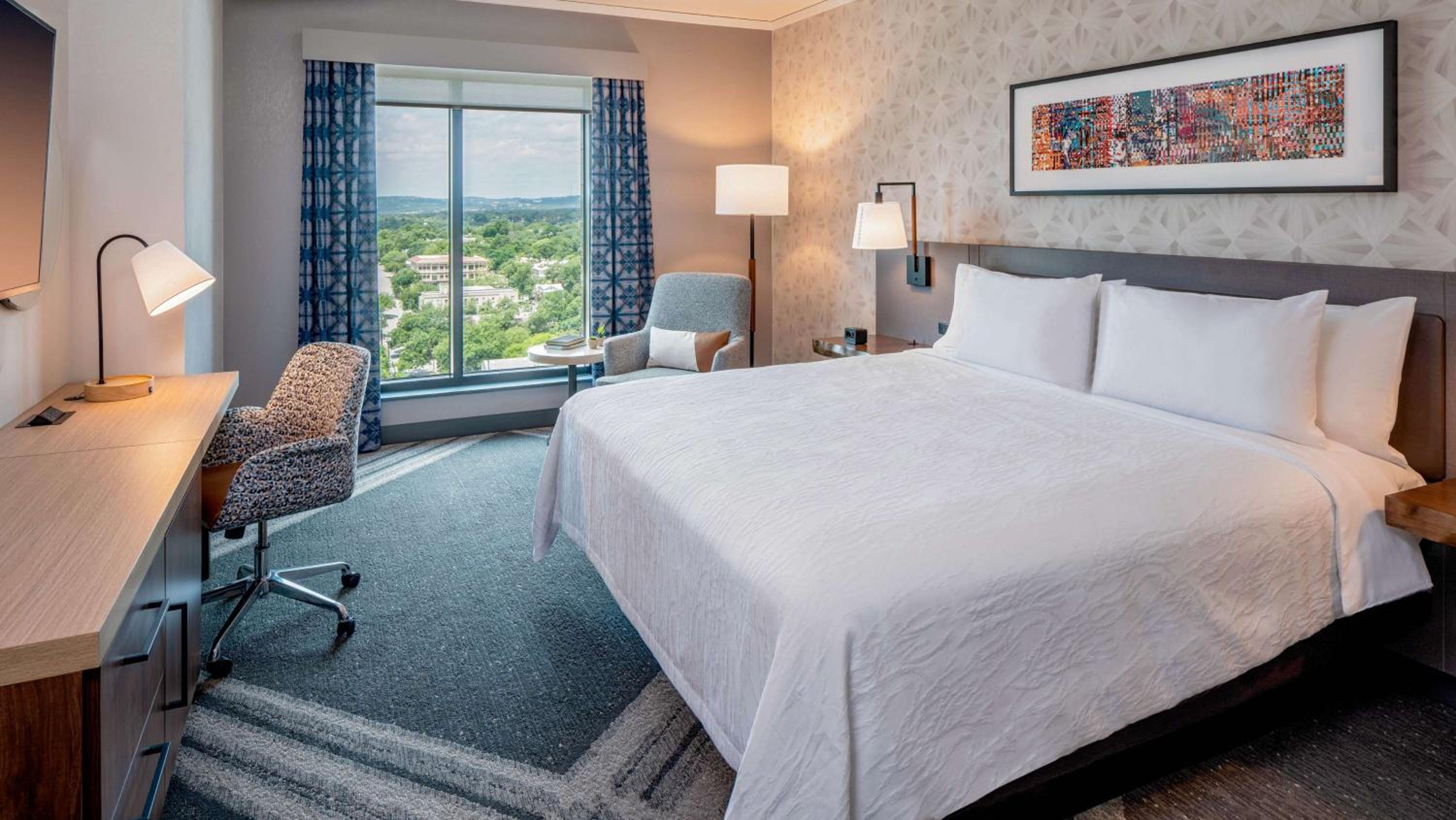 King Bed with City View - Photo 3