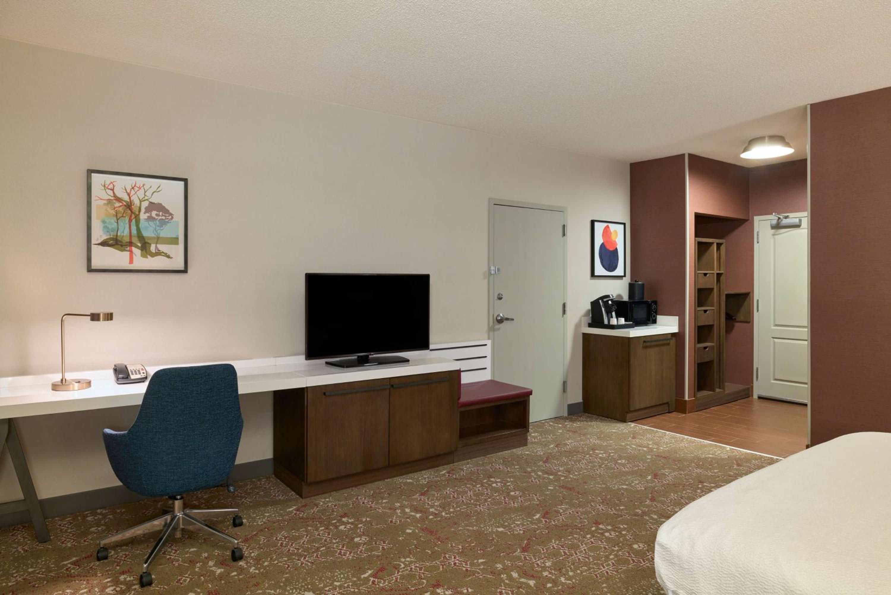 Queen Room with Two Queen Beds - Mobility and Hearing Access - Photo 5