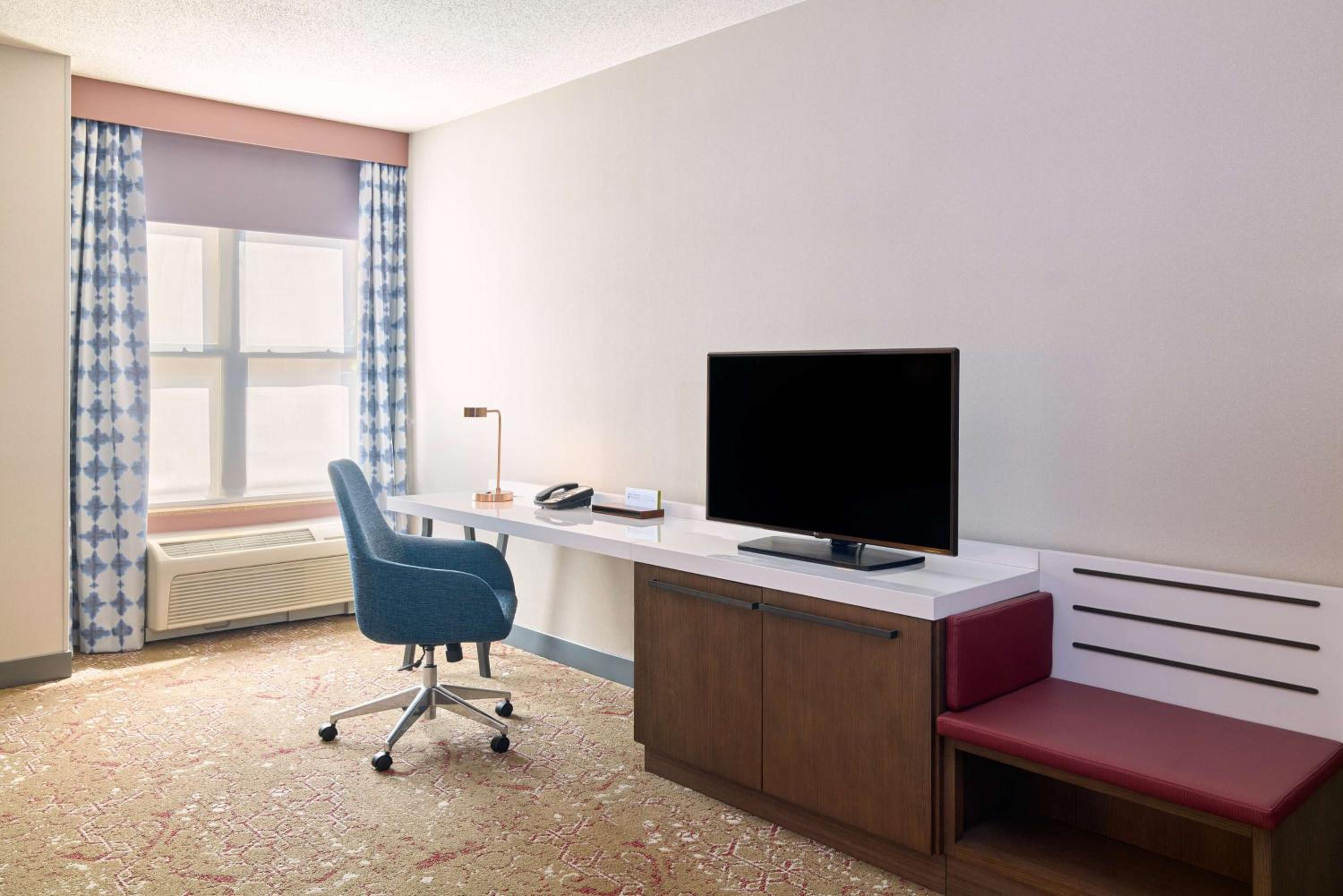 Queen Room with Two Queen Beds - Mobility and Hearing Access - Photo 7