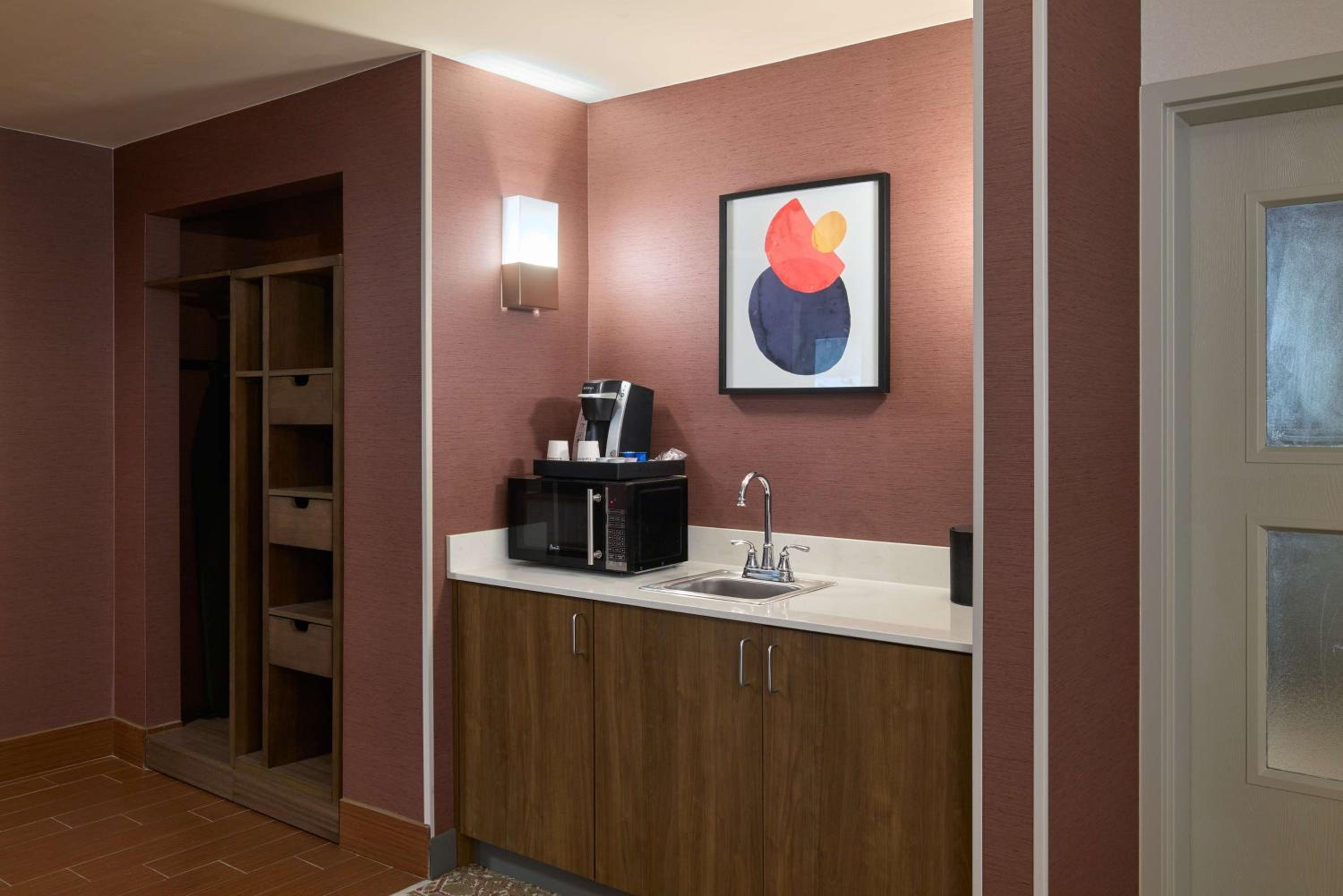 One-Bedroom King Suite - Photo 5