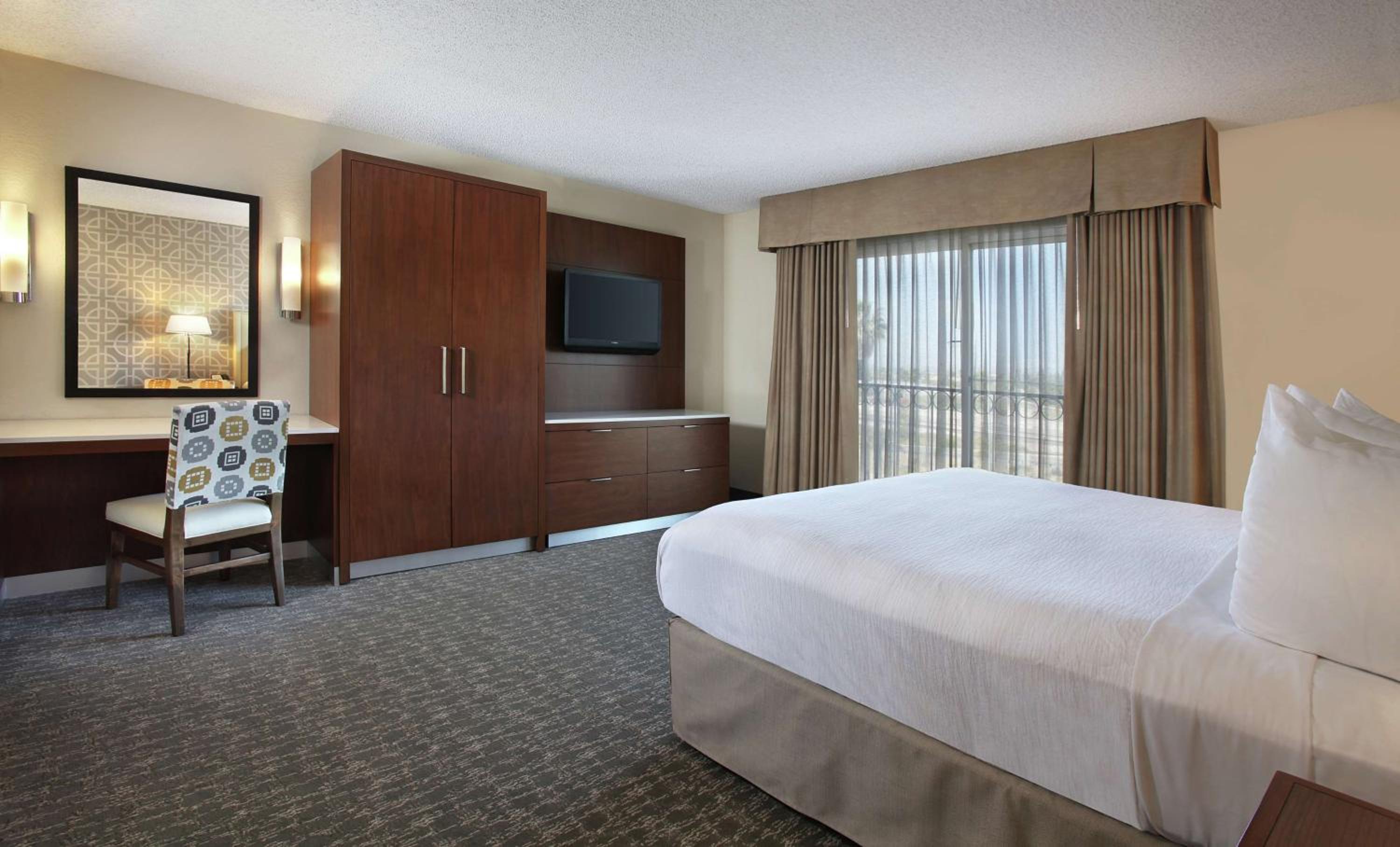 One-Bedroom King Suite with Roll-In Shower - Mobility Access/Non-Smoking photo 1