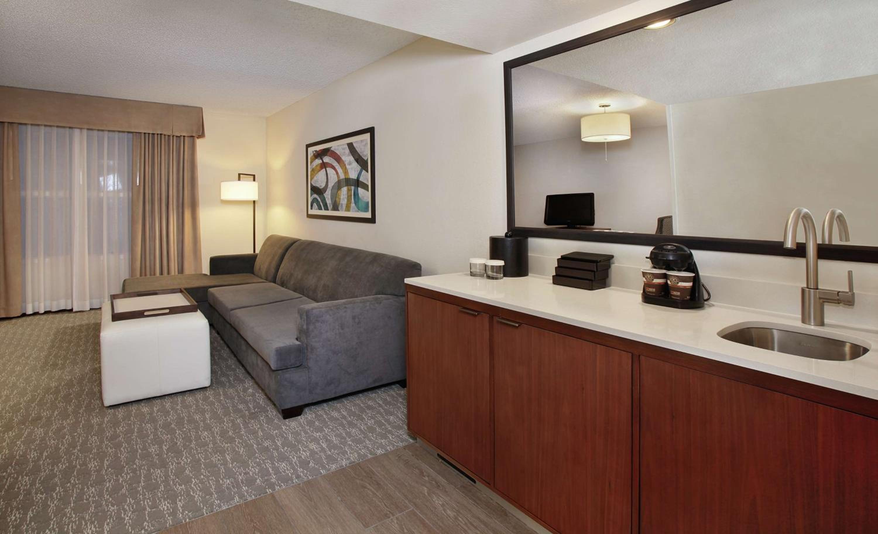 One-Bedroom King Suite with Roll-In Shower - Mobility Access/Non-Smoking photo 2