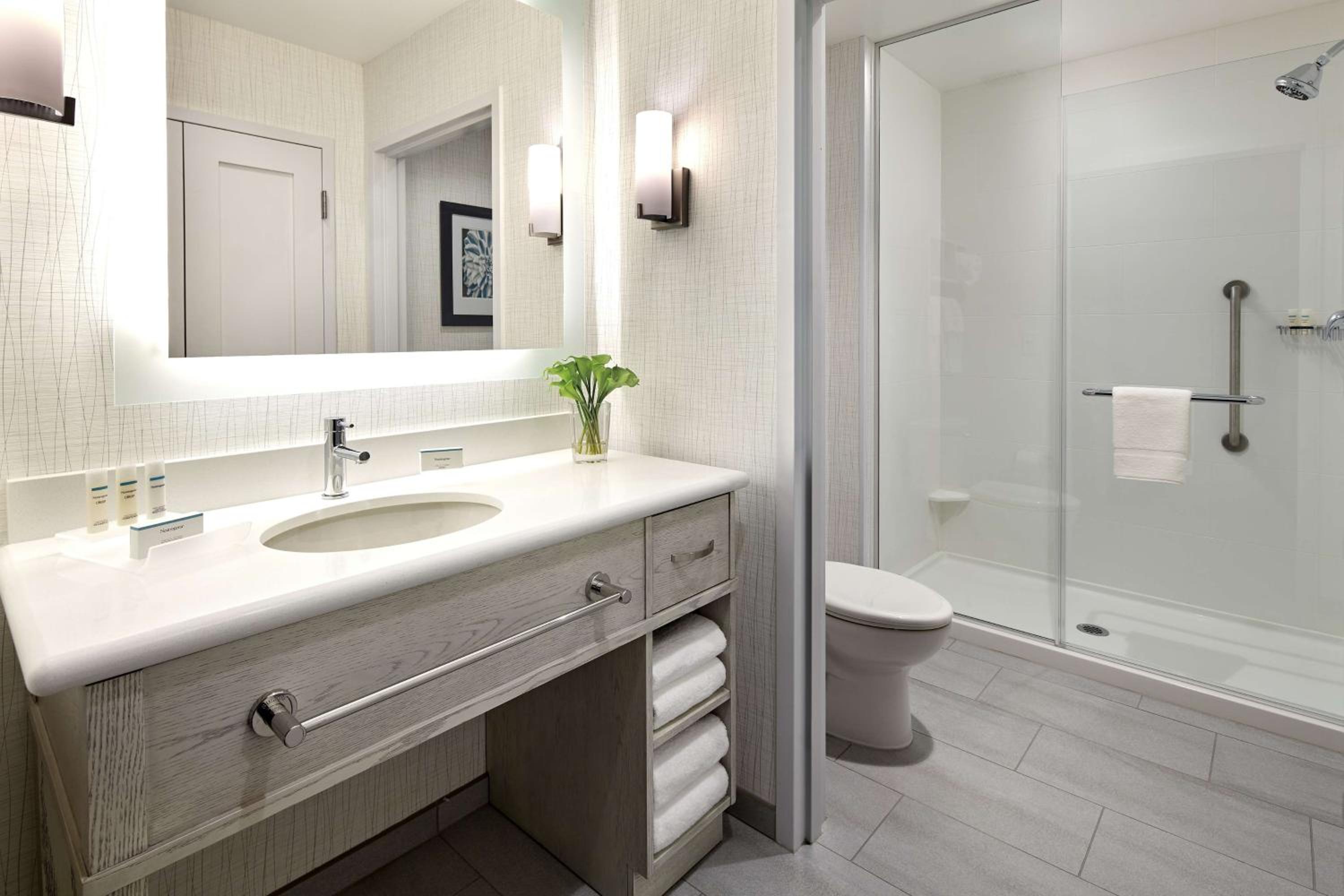 One-Bedroom Queen Suite with Two Queen Beds photo 2