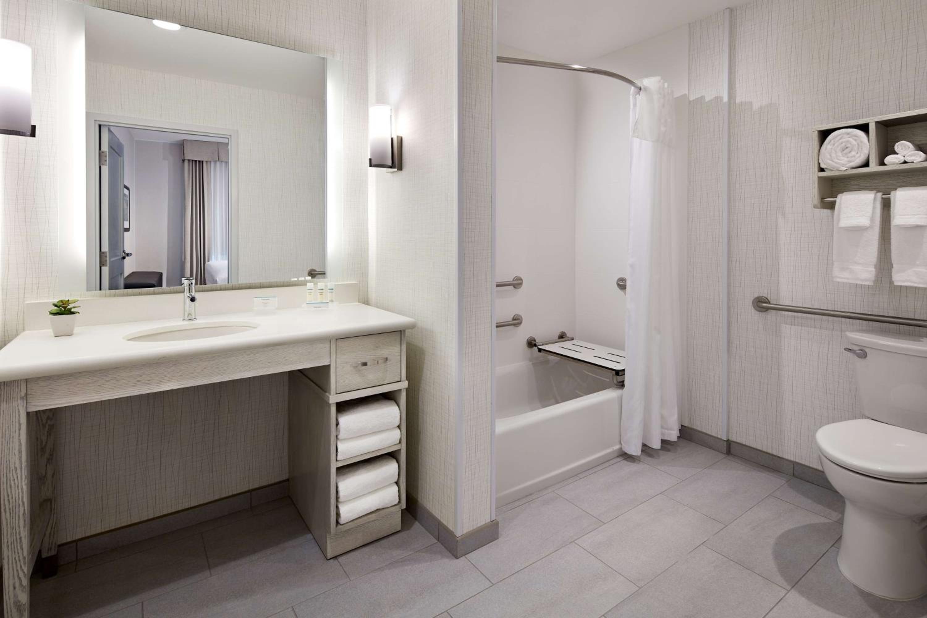 Suite with Two Queen Beds and Tub - Mobility and Hearing Access photo 3