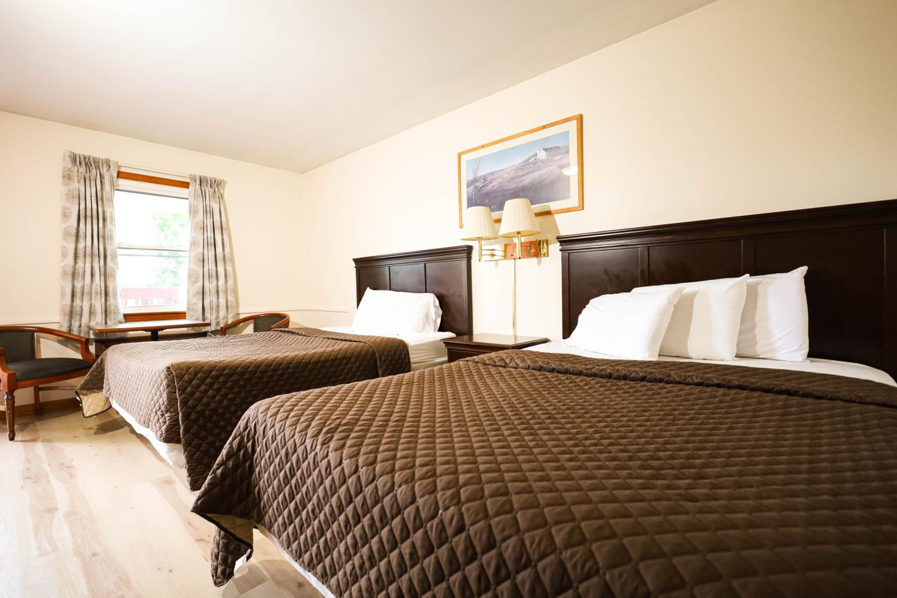 Queen Room with Two Queen Beds photo 2