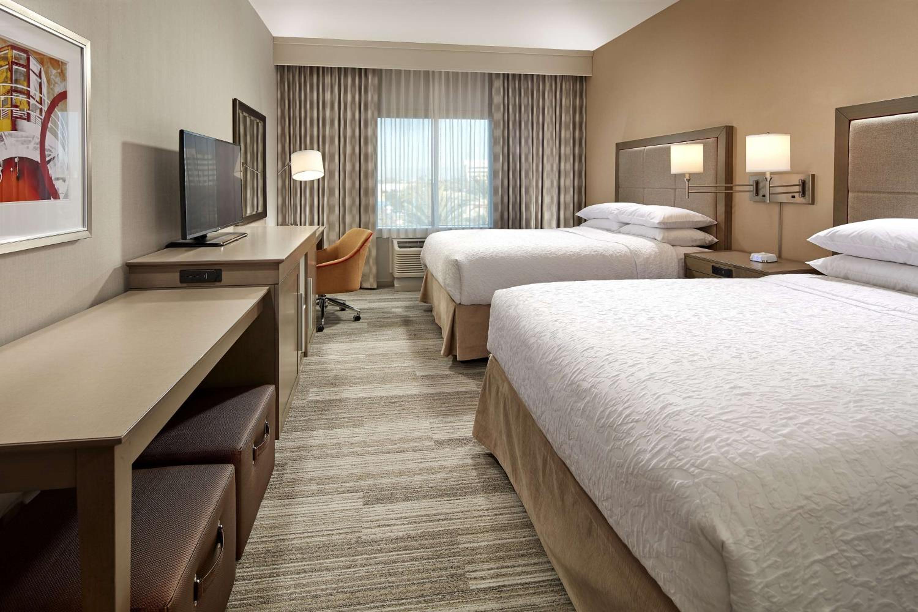 Queen Room with Two Queen Beds - Non-Smoking photo 2