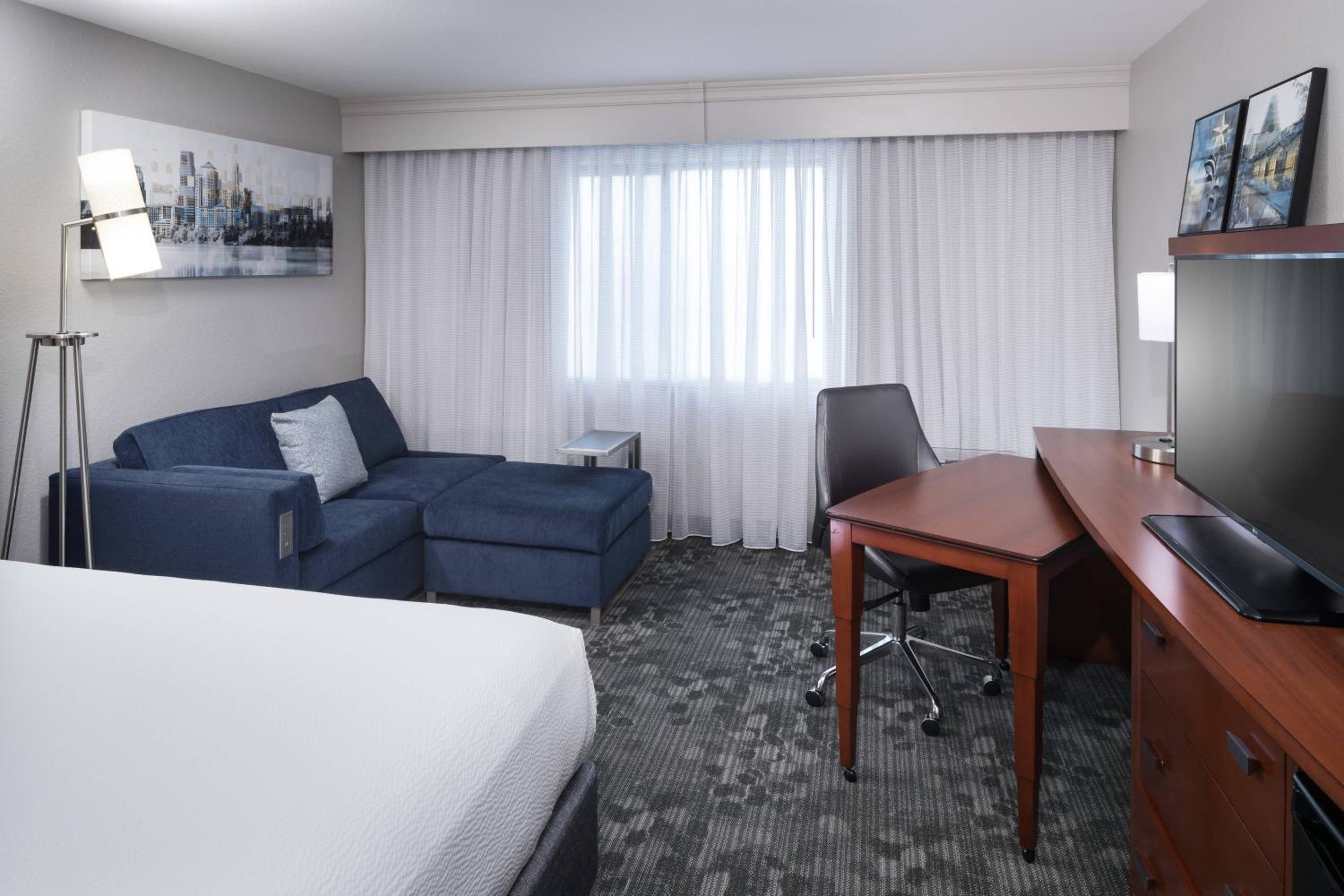 King Room with Sofa Bed - Photo 4