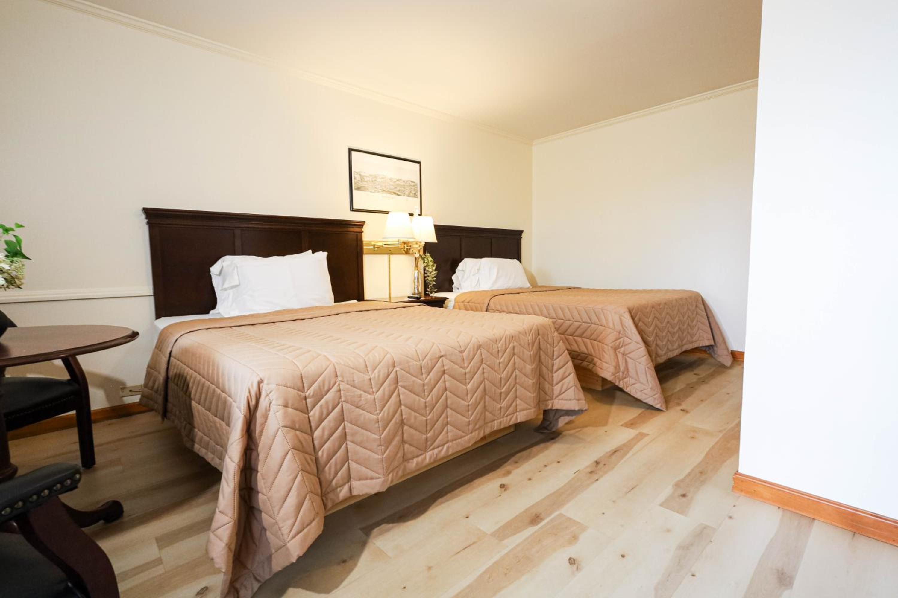 Queen Room with Two Queen Beds photo 1