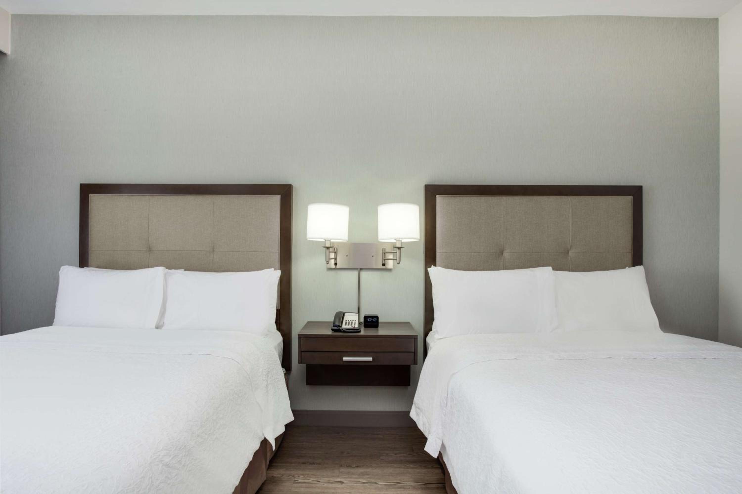 Queen Studio Suite with Two Queen Beds - Non-Smoking - Photo 2
