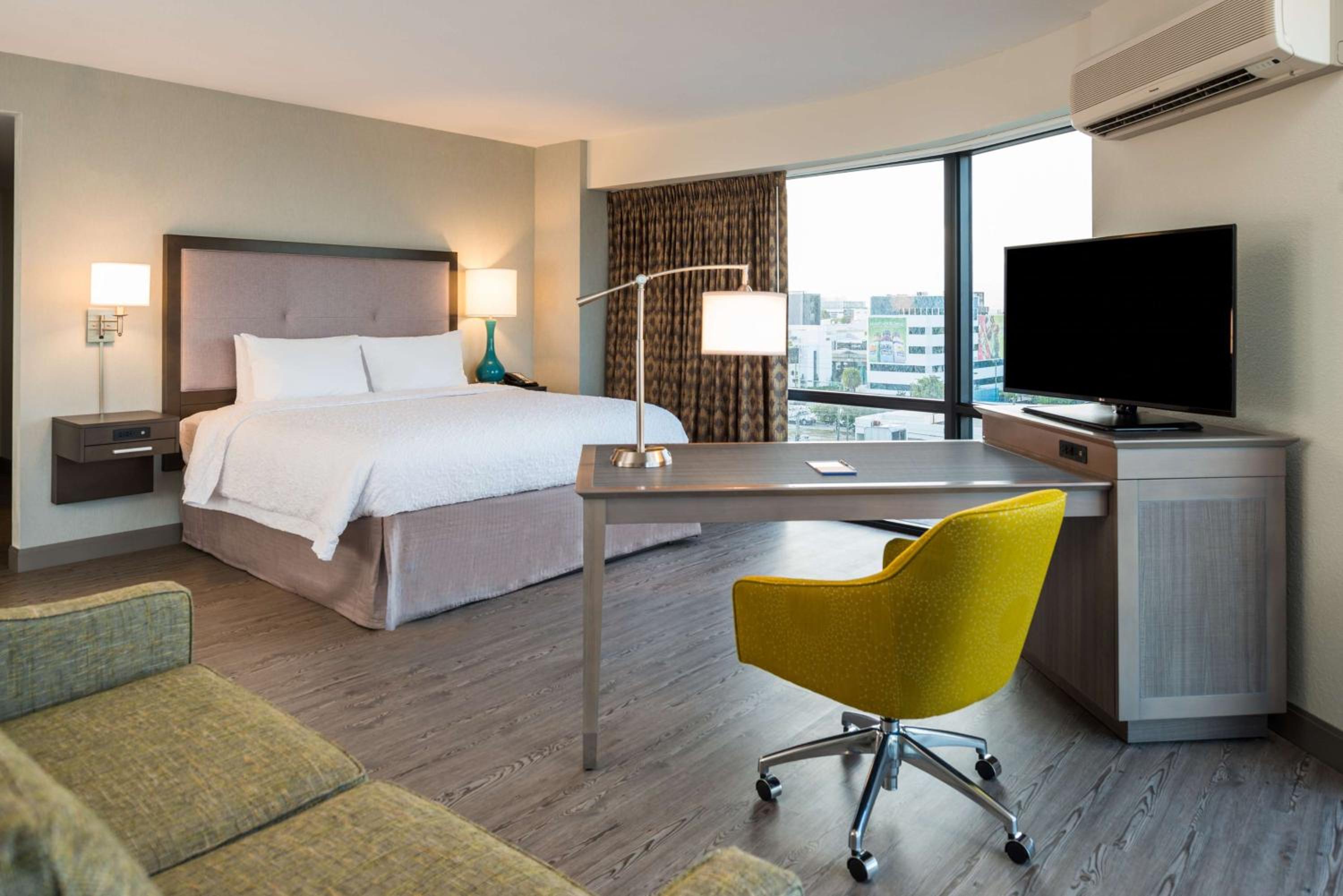 King Studio Suite with Bay View - Non-Smoking - Photo 4