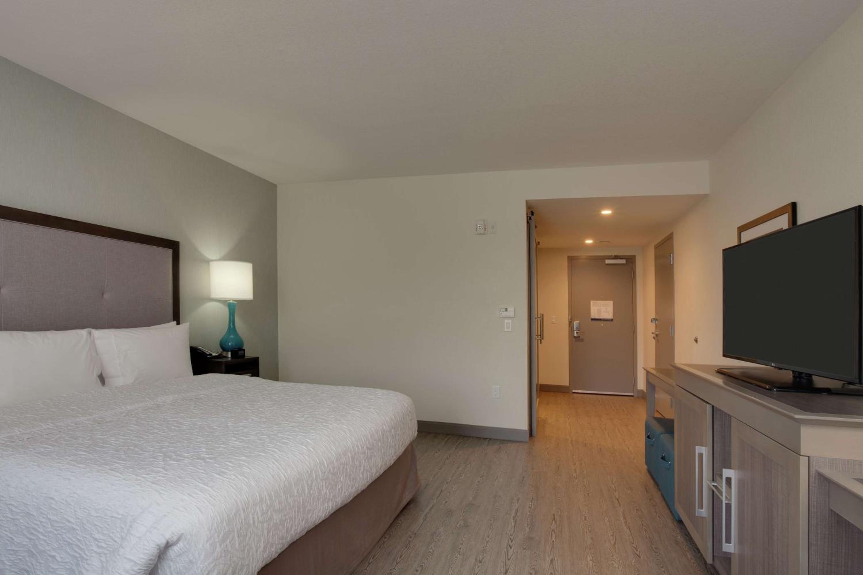 King Room - Non-Smoking - Photo 4