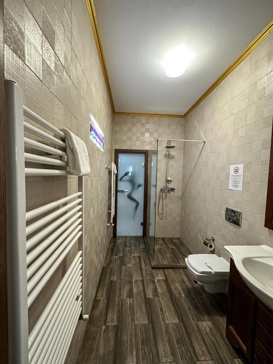 Deluxe Family Suite - Photo 12