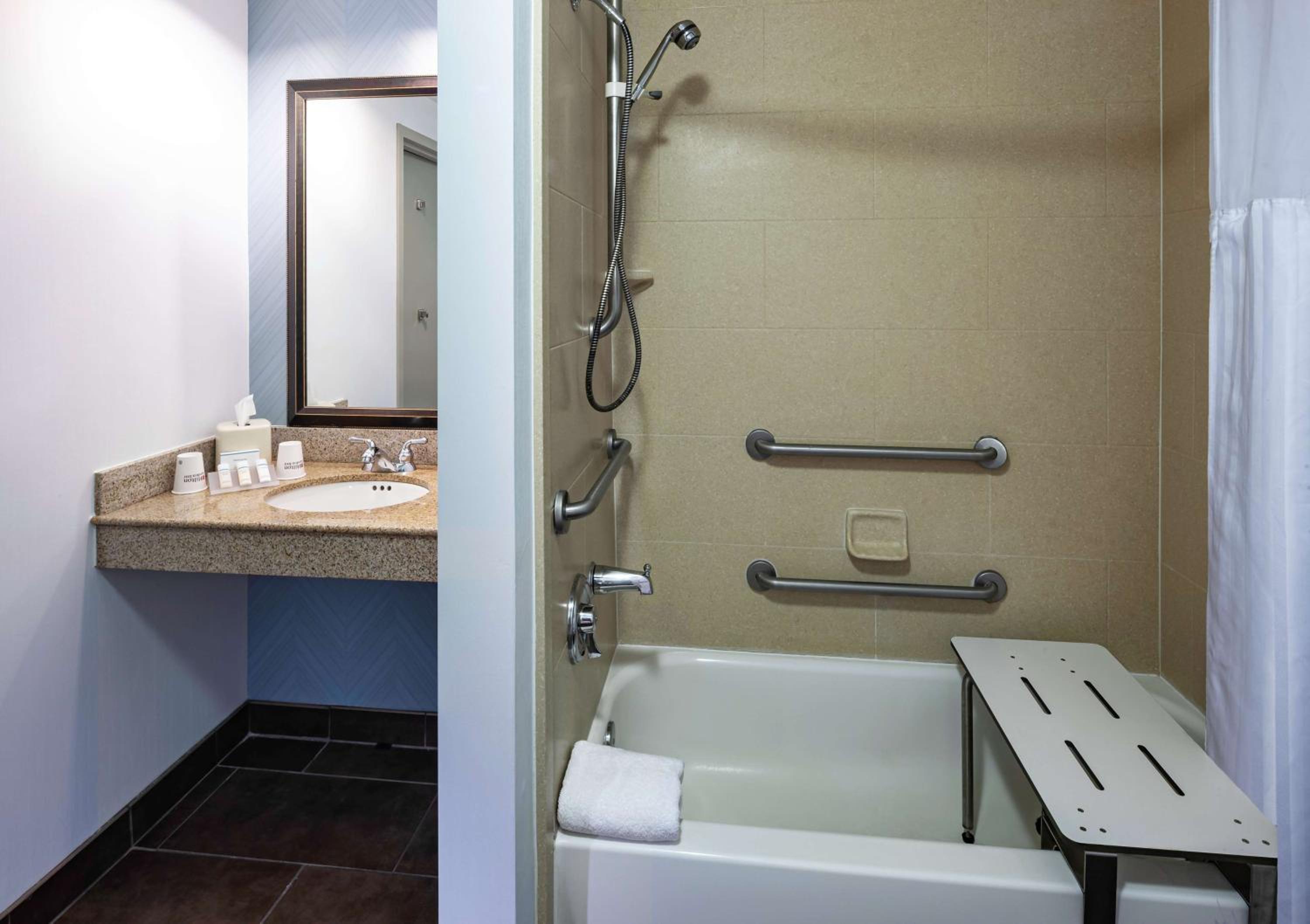 Queen Room with Two Queen Beds and Bath Tub - Mobility Accessible - Photo 4