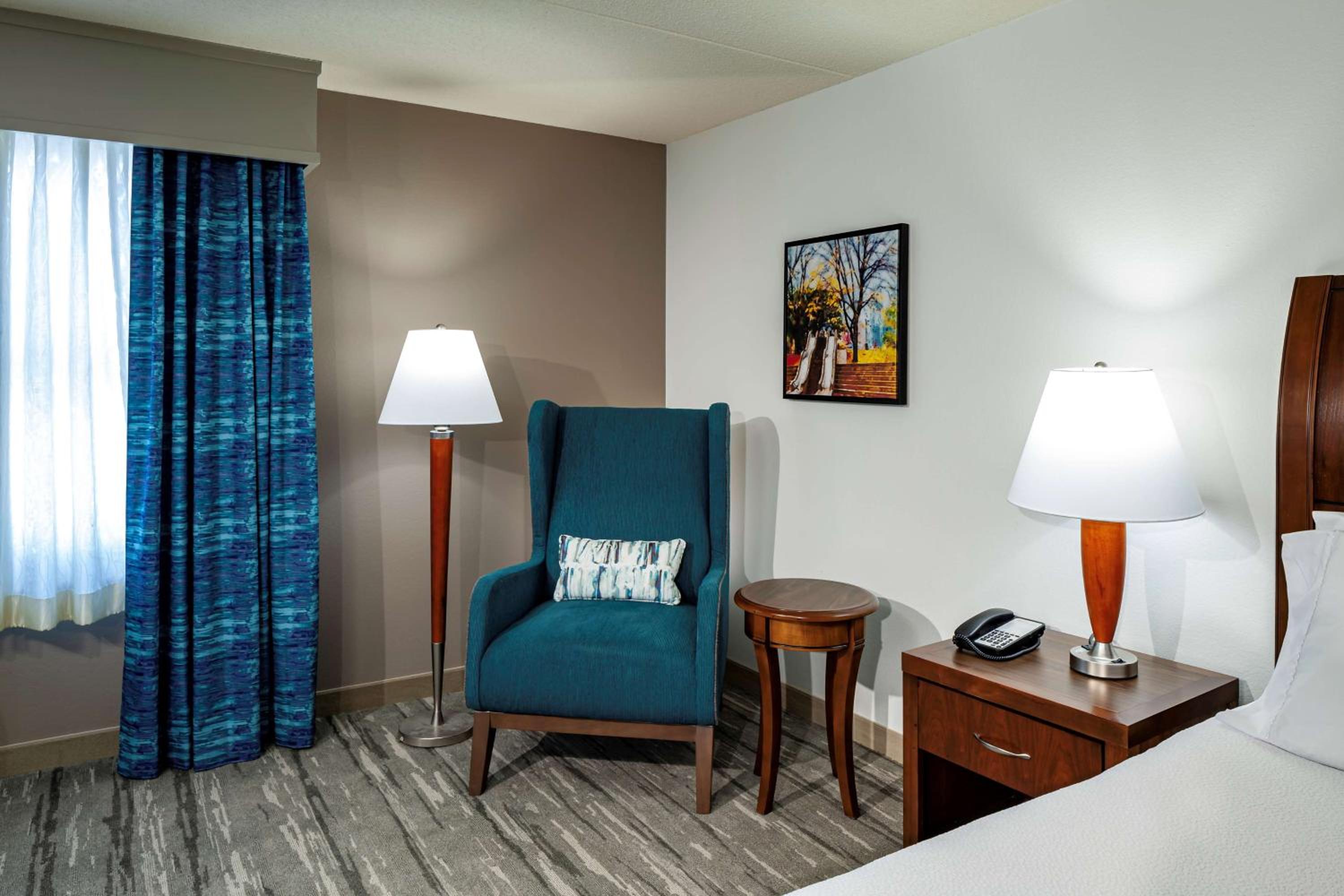 King Room with Accessible Tub - Mobility Access - Photo 3