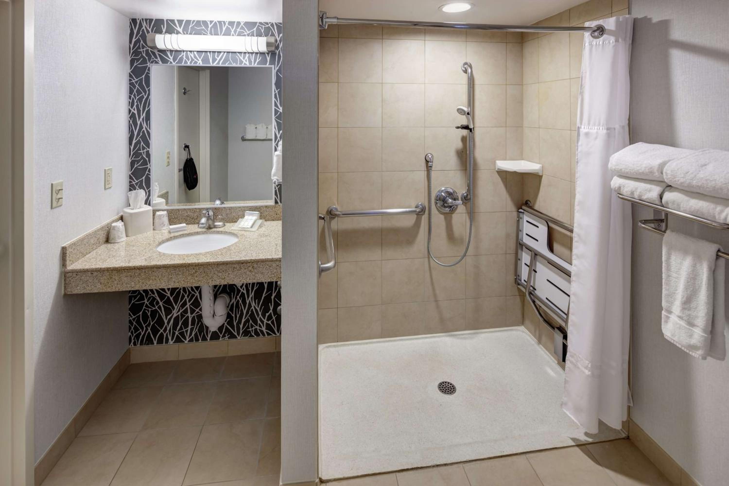 King Room - Disability Access with Roll In Shower - Photo 2