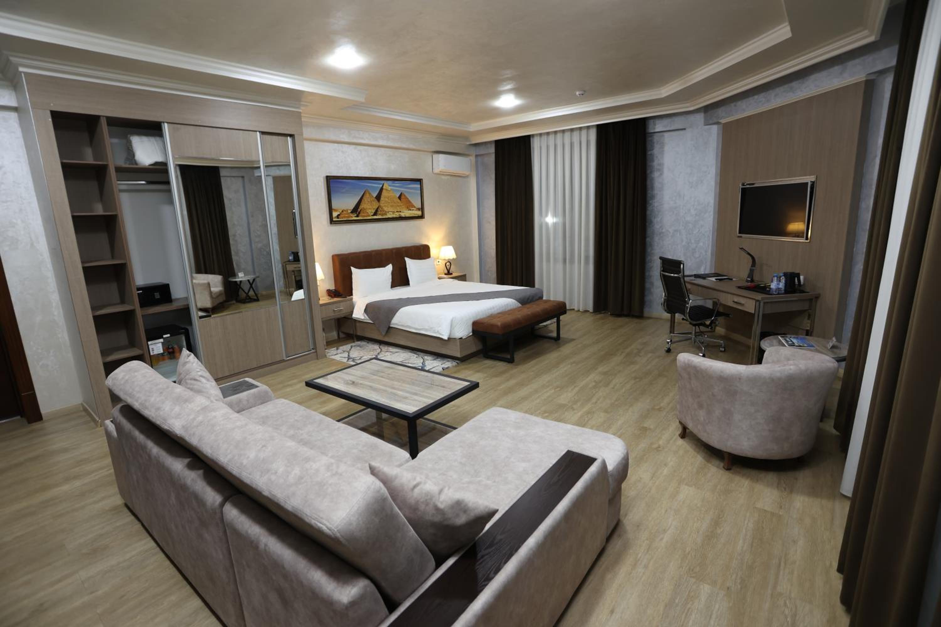 Deluxe King Suite