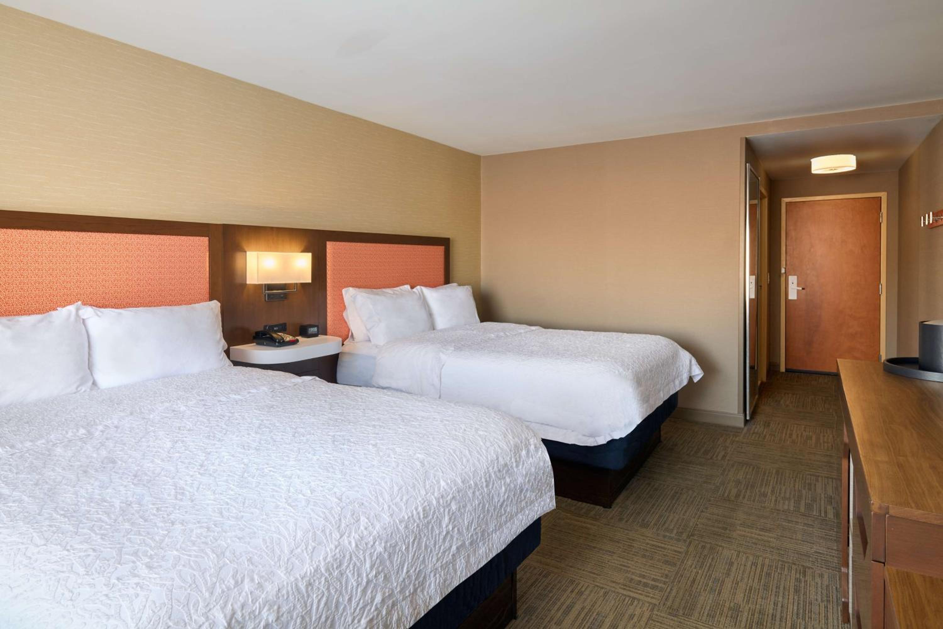 Room with Two Queen Beds - Non-Smoking - Photo 4