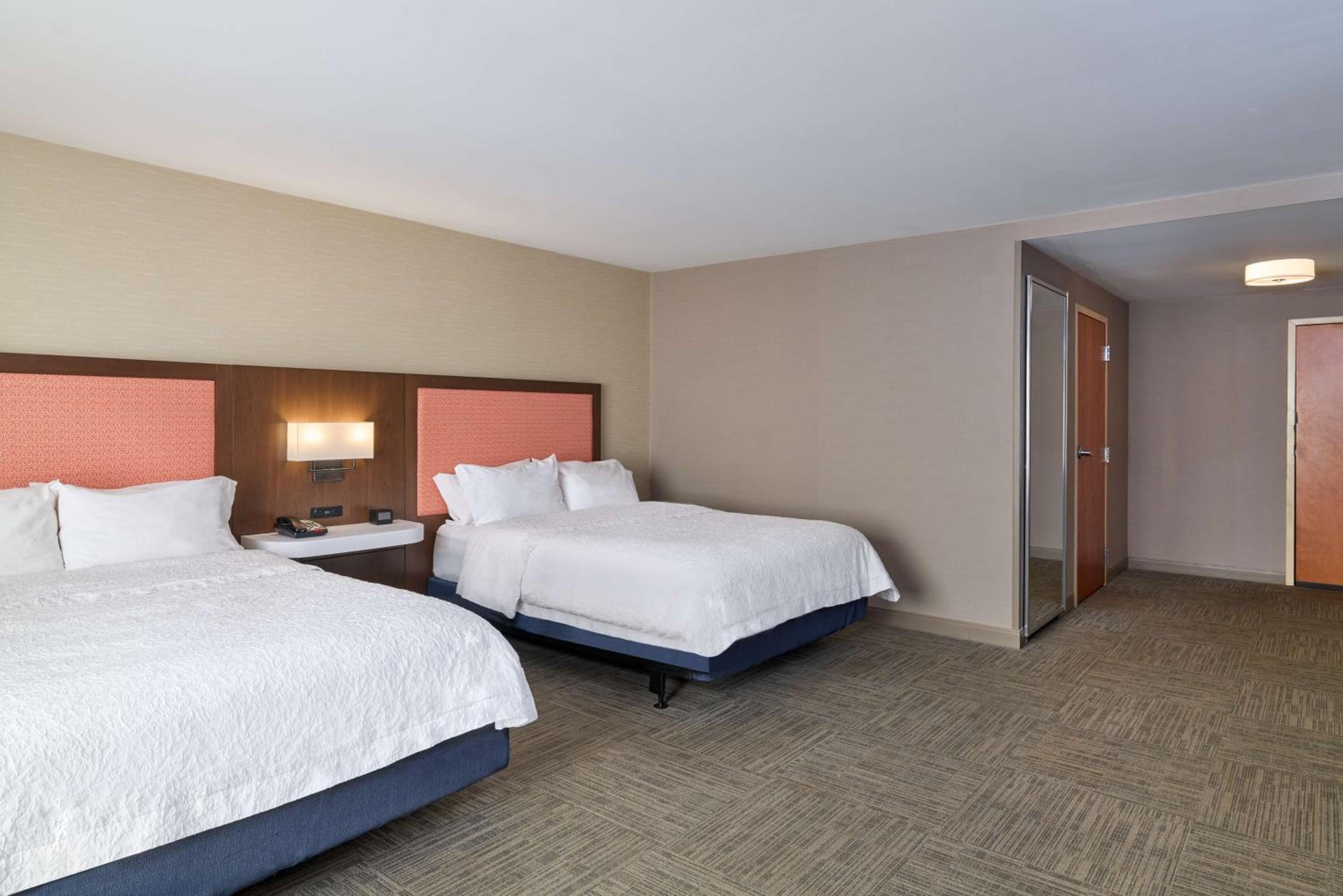 Queen Room with Two Queen Beds - Mobility Access/Non-Smoking - Photo 3