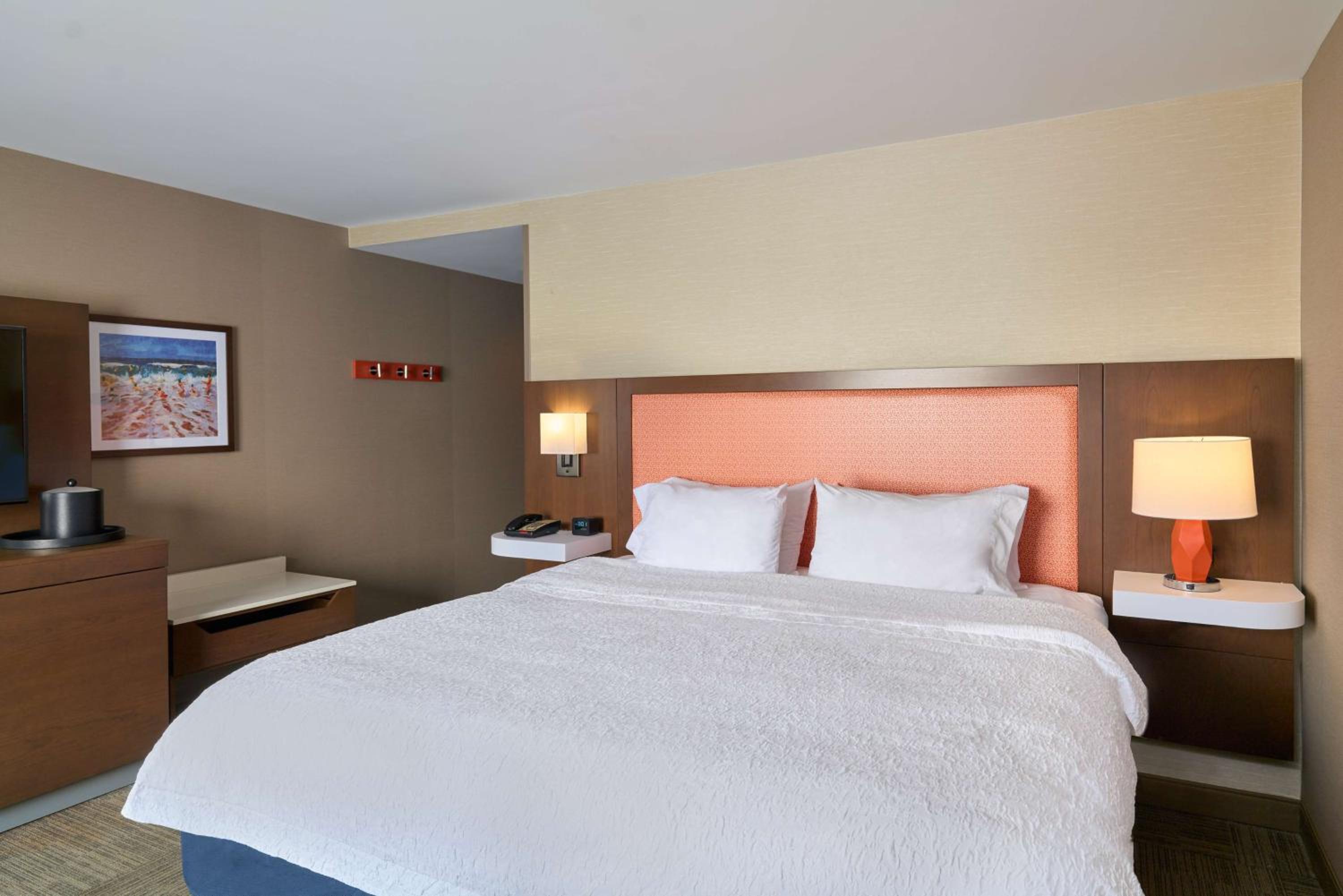 King Room with King Bed - Non-Smoking - Photo 2