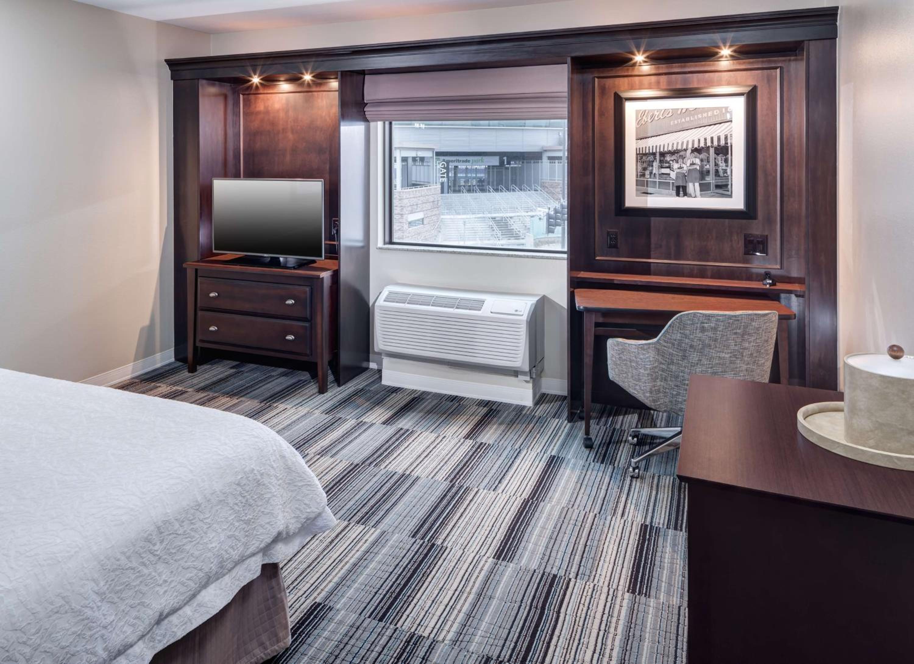 King Room with Accessible Tub - Mobility and Hearing Access/Non-Smoking photo 2