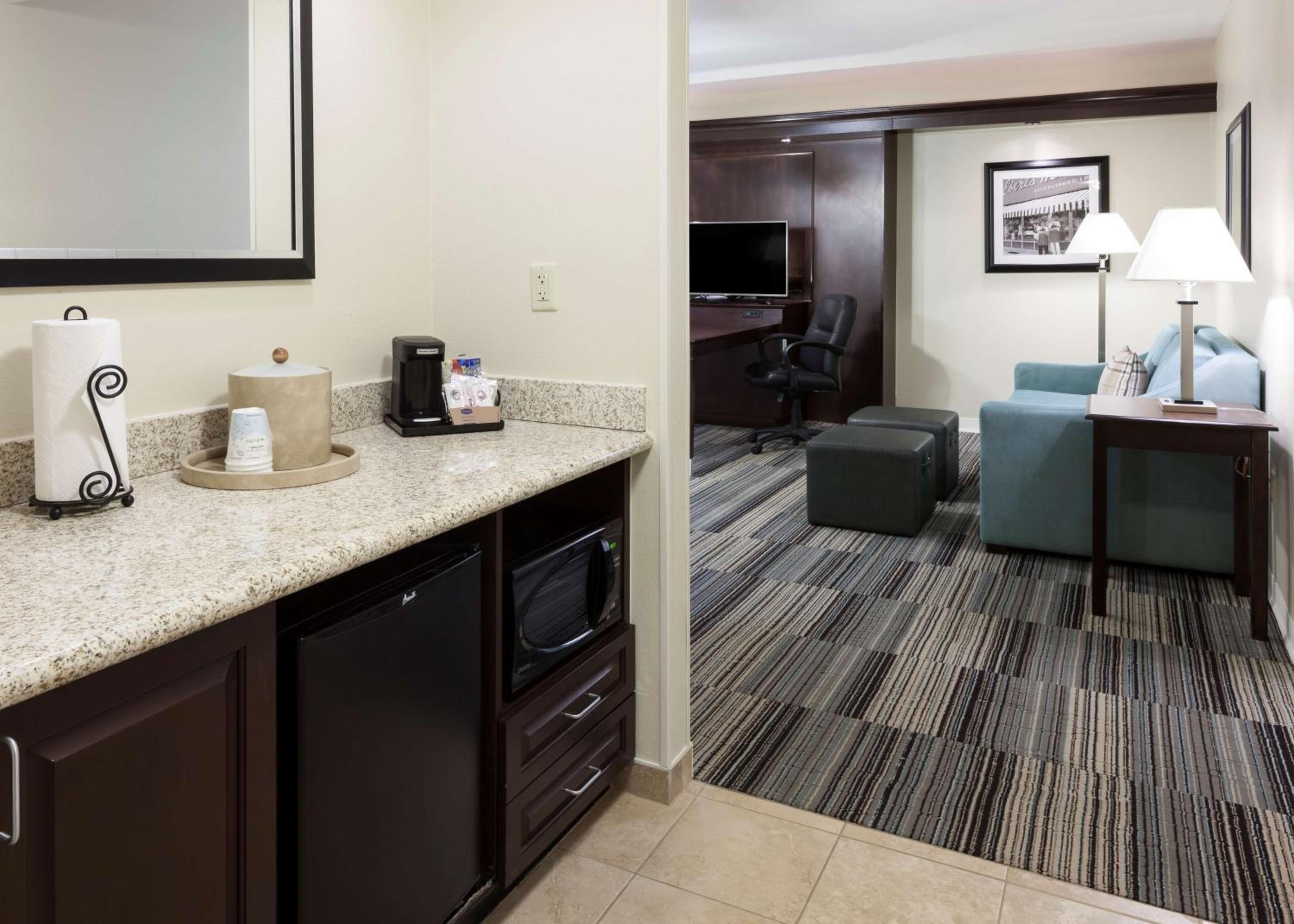 Queen Studio Suite with Two Queen Beds and Sofa Bed - Non-Smoking photo 3