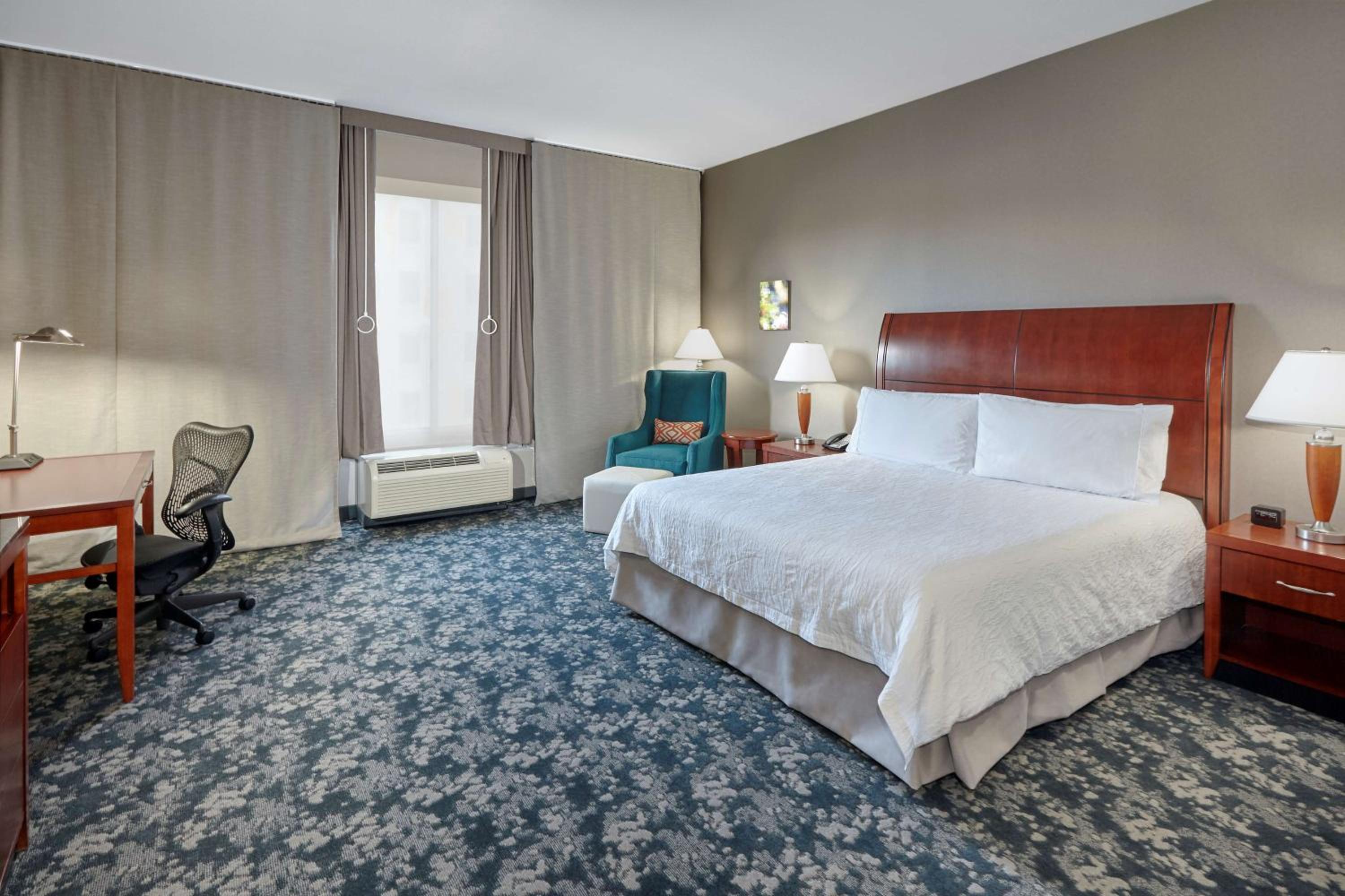 King Room with Bath Tub - Mobility Access - Photo 1