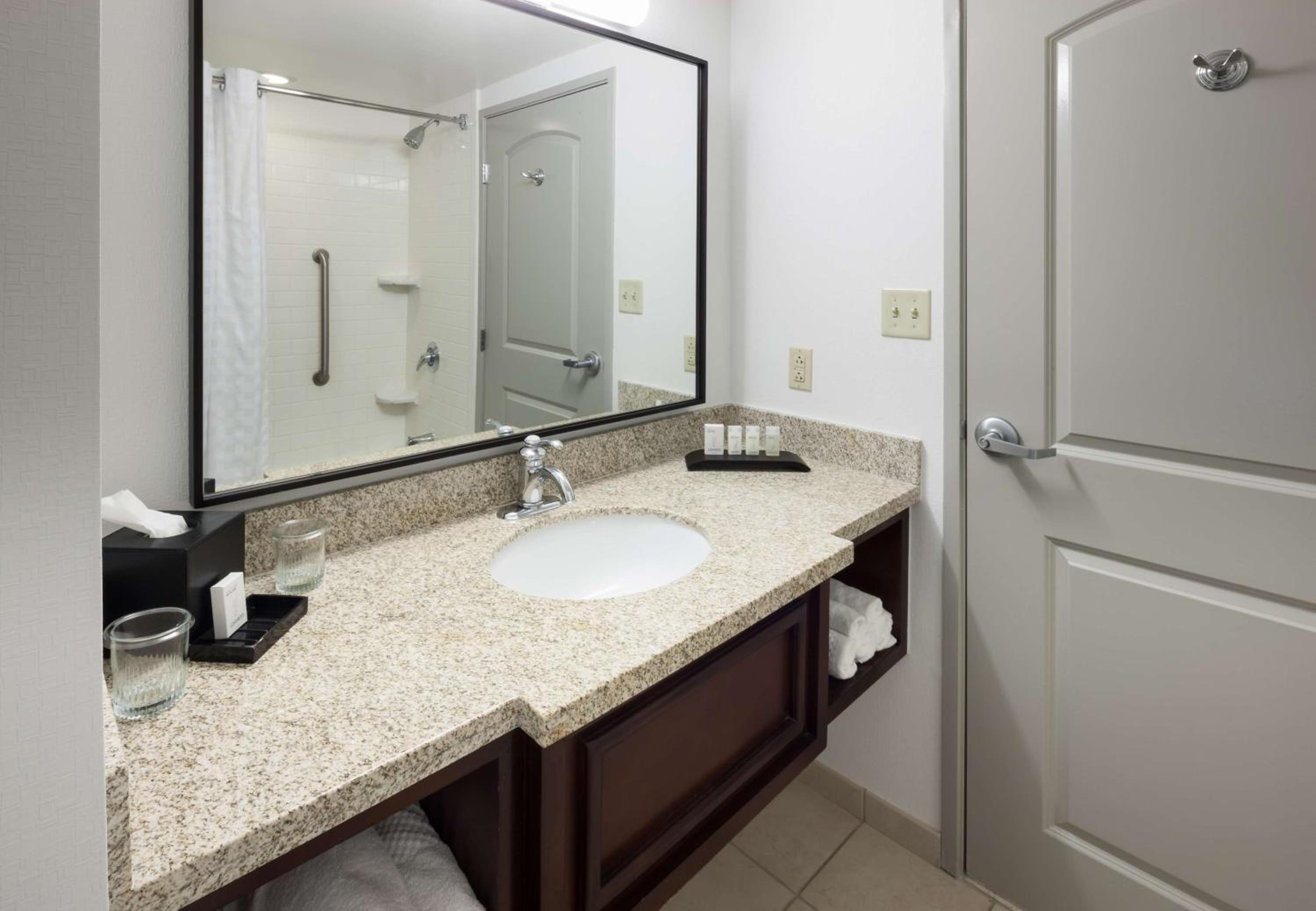 Two-Room King Suite - Non-Smoking - Photo 4