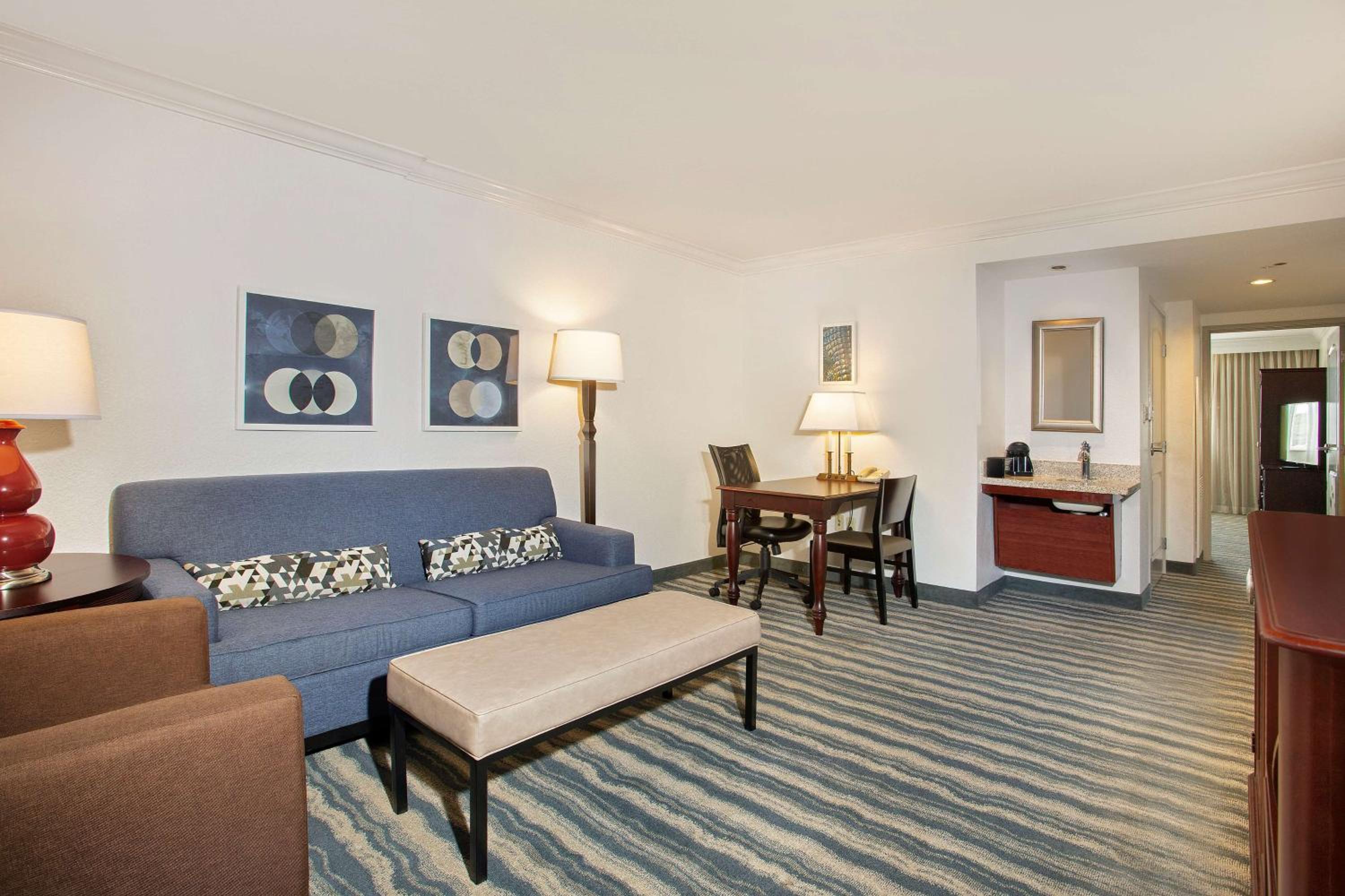 King Suite with Bath Tub - Disability/Hearing Access - Non-Smoking - Photo 1